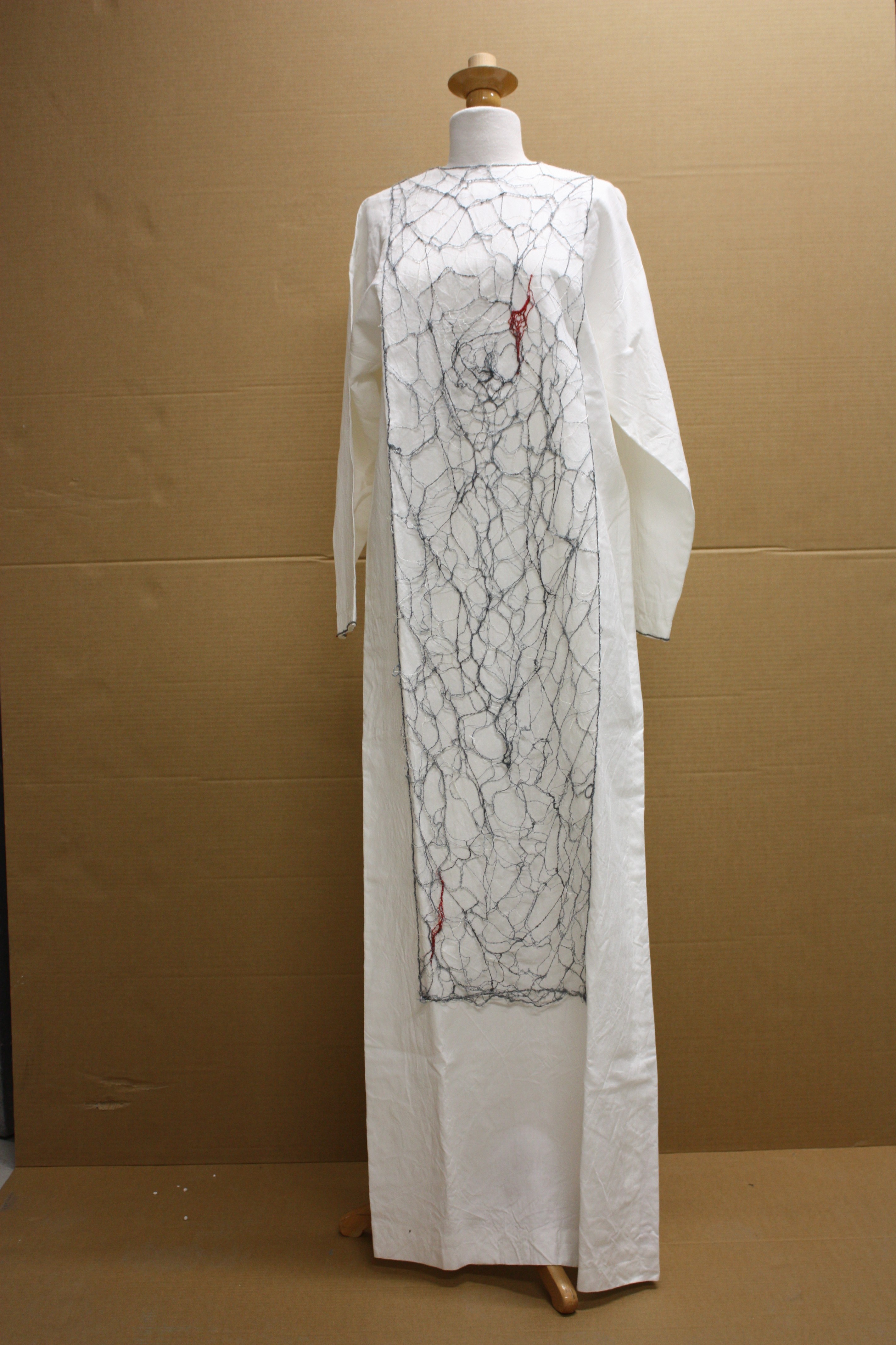 Totenhemd "Gespinst" von Afra Banach (Museum für Sepulkralkultur CC BY-NC-SA)
