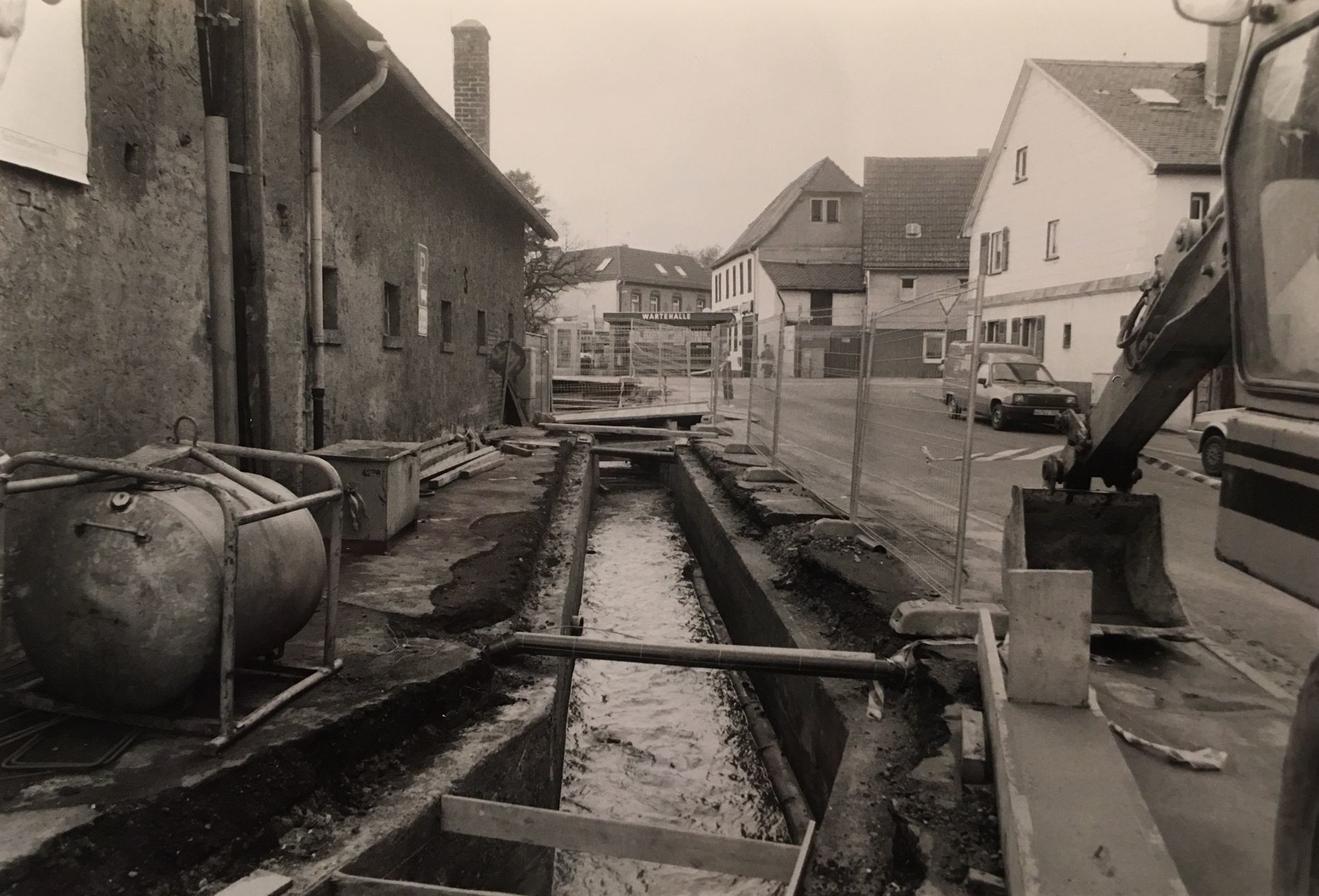 Öffnung des Steinbachs im Bereich Untergasse, 1988 (Taunus-Rhein-Main - Regionalgeschichtliche Sammlung Dr. Stefan Naas CC BY-NC-SA)