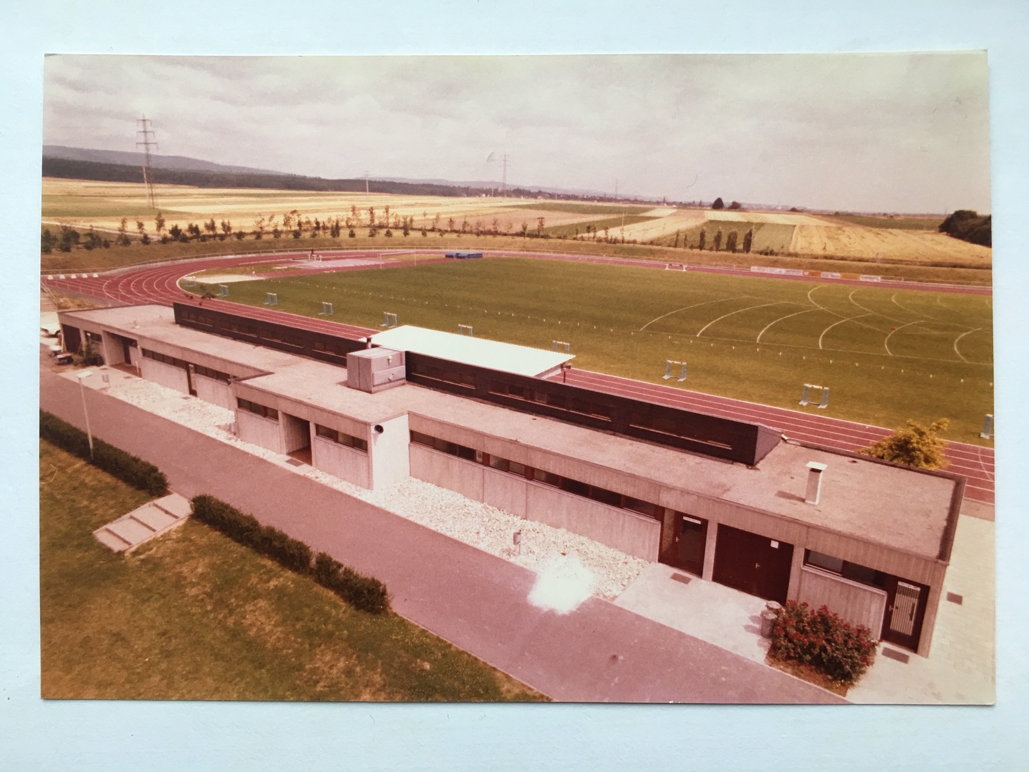 Das neue Sportstadion Steinbach, ca. 1973/74 (Taunus-Rhein-Main - Regionalgeschichtliche Sammlung Dr. Stefan Naas CC BY-NC-SA)