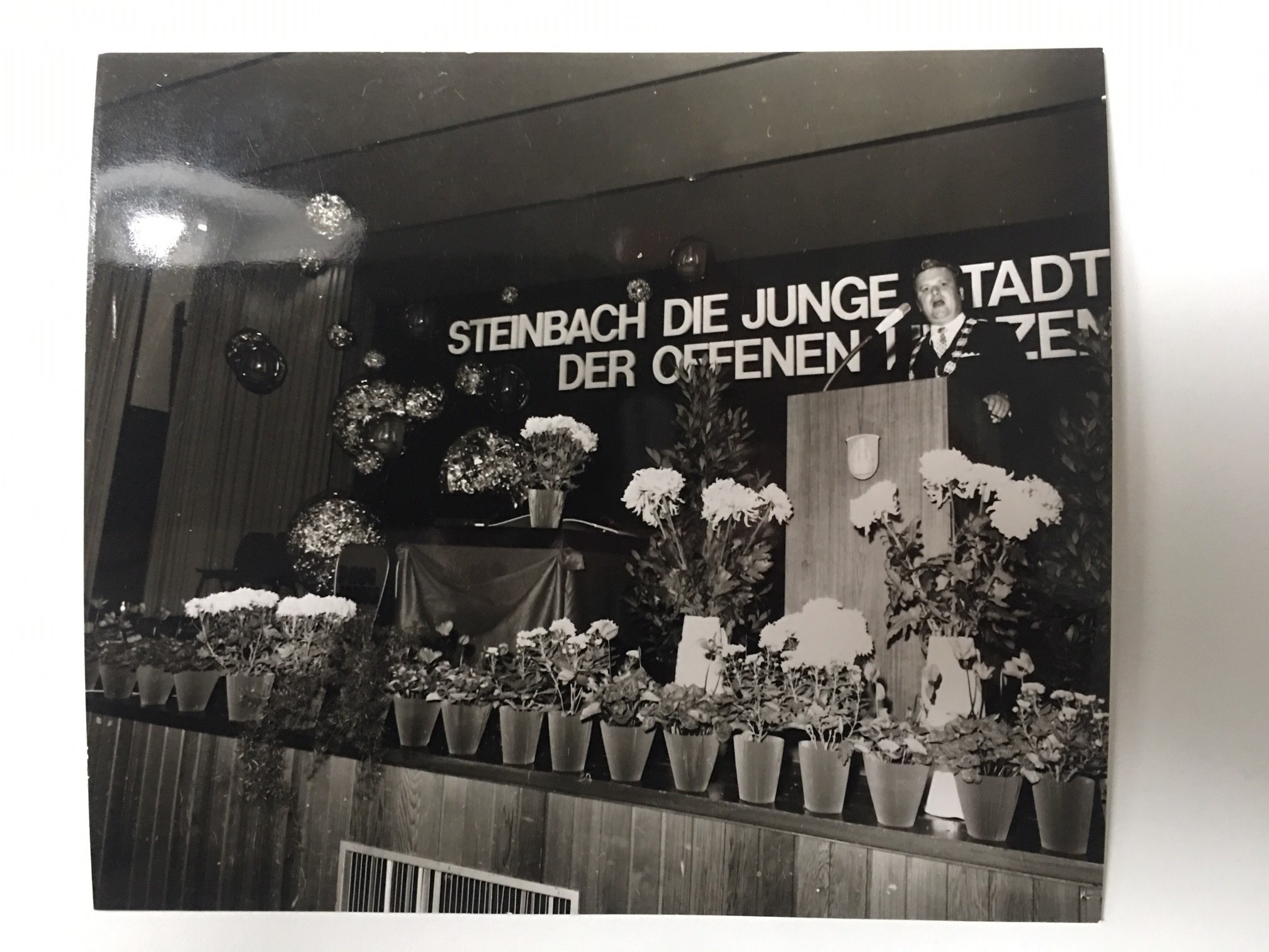 Festakt zur Stadtrechtsverleihung am 22. September 1972 (Taunus-Rhein-Main - Regionalgeschichtliche Sammlung Dr. Stefan Naas CC BY-NC-SA)