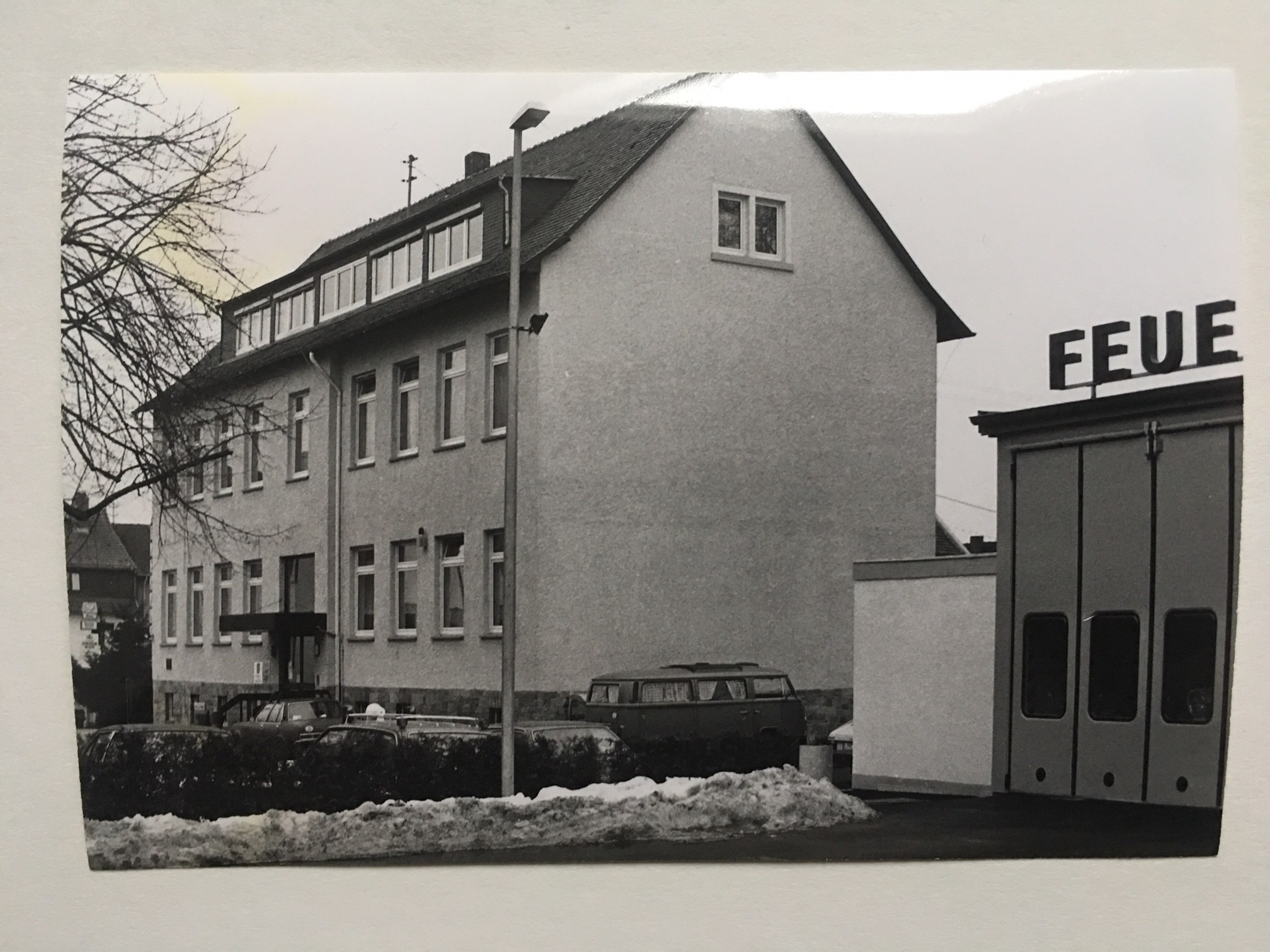 Feuerwehrgerätehaus und Rathaus, 1985 (Taunus-Rhein-Main - Regionalgeschichtliche Sammlung Dr. Stefan Naas CC BY-NC-SA)