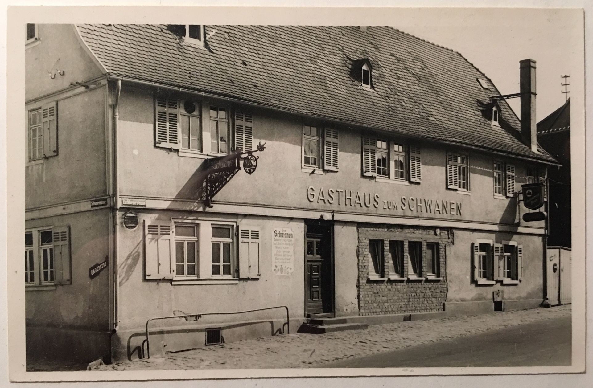 Gasthaus zum Schwanen 1957 (Taunus-Rhein-Main - Regionalgeschichtliche Sammlung Dr. Stefan Naas CC BY-NC-SA)