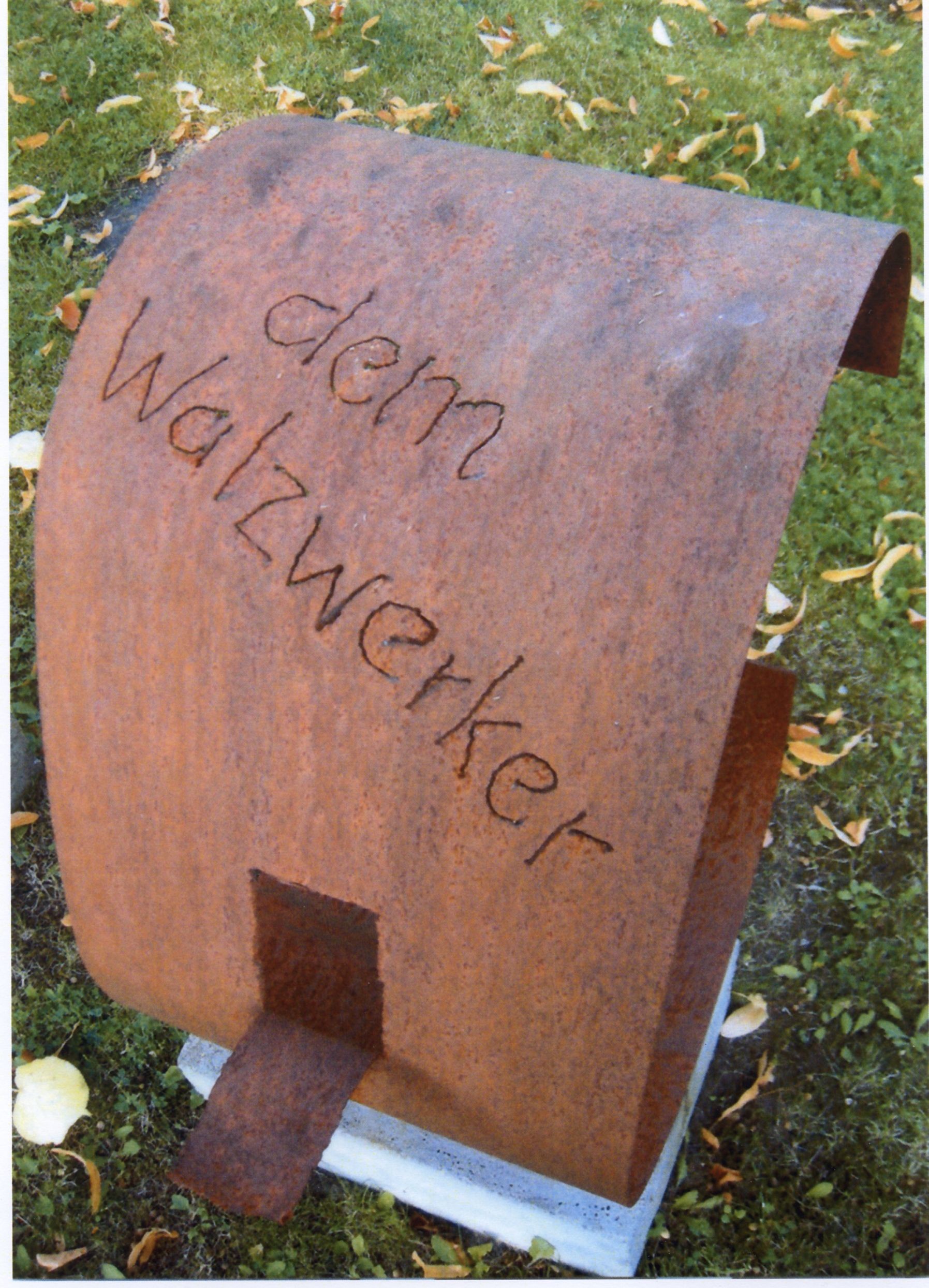 Grabmal "dem walzwerker" von Egon Stratmann (Museum für Sepulkralkultur CC BY-NC-SA)