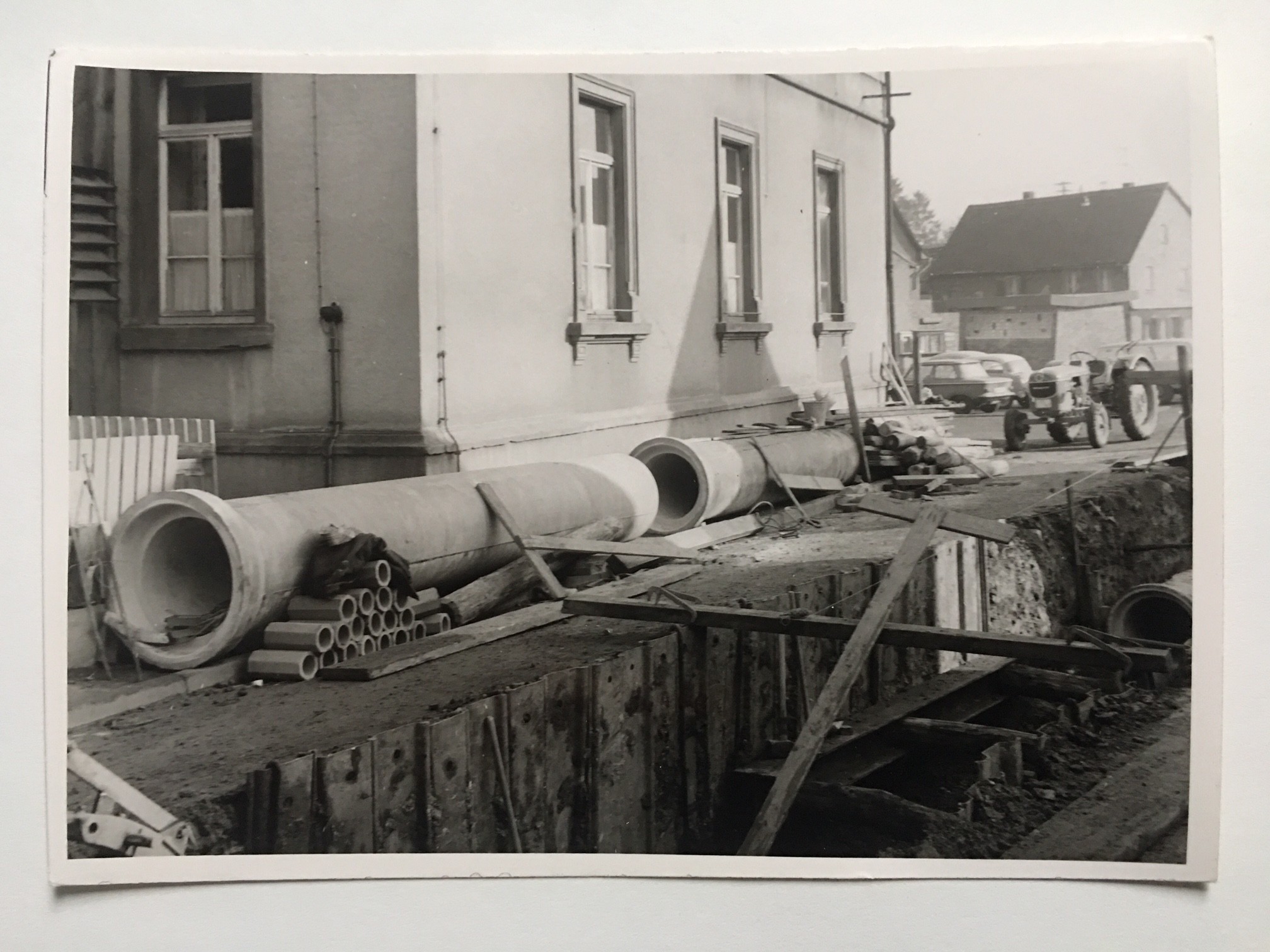 Kanalverlegung in der Kirchgasse, 1965 (Taunus-Rhein-Main - Regionalgeschichtliche Sammlung Dr. Stefan Naas CC BY-NC-SA)
