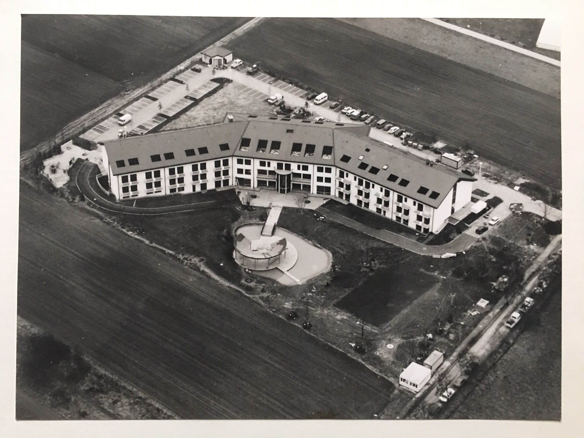 Luftbild der Bildungsstätte Steinbach der IG Bau-Steine-Erden, 1992 (Taunus-Rhein-Main - Regionalgeschichtliche Sammlung Dr. Stefan Naas CC BY-NC-SA)