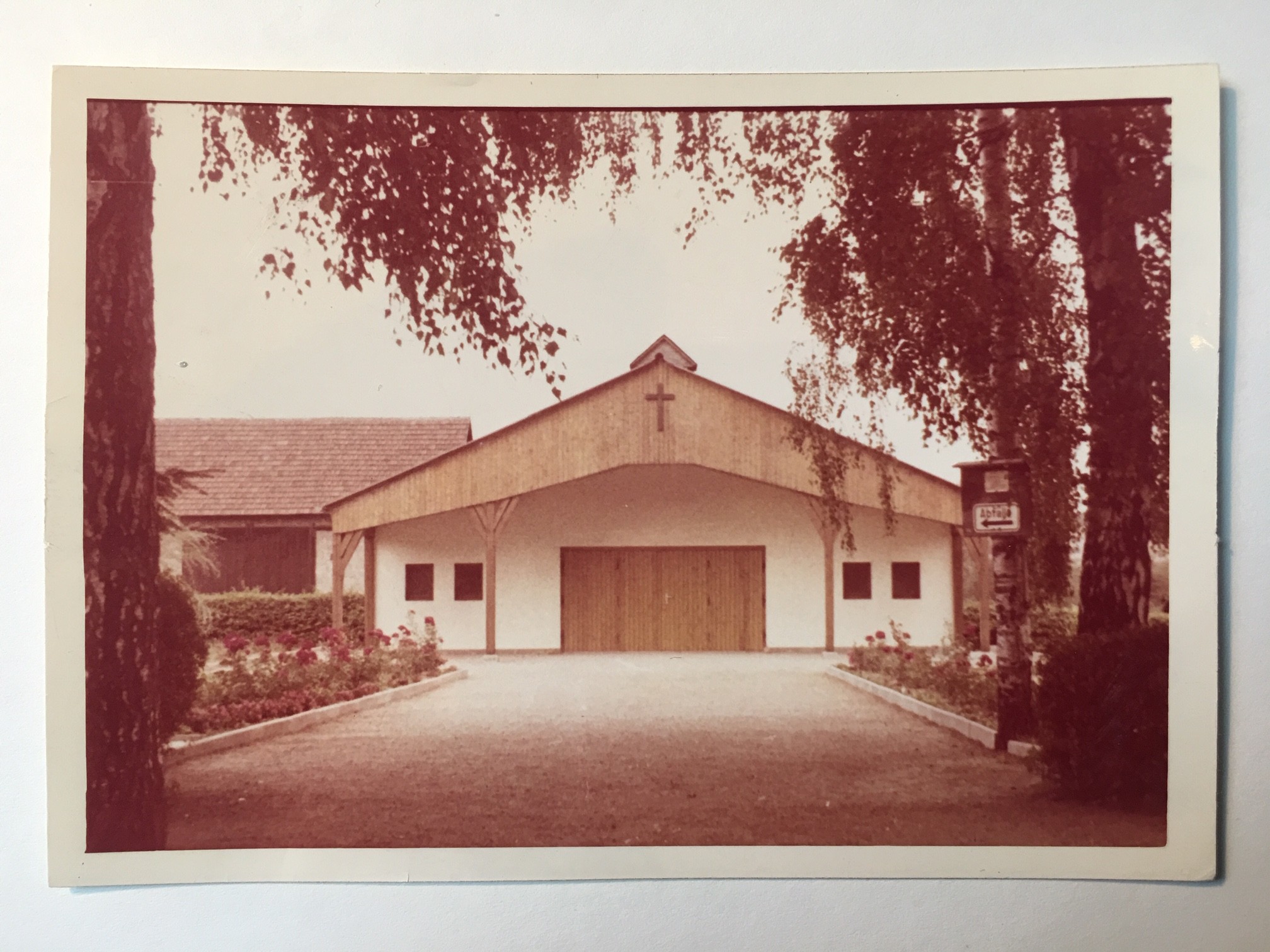Neue Trauerhalle Steinbach, 1956 (Taunus-Rhein-Main - Regionalgeschichtliche Sammlung Dr. Stefan Naas CC BY-NC-SA)