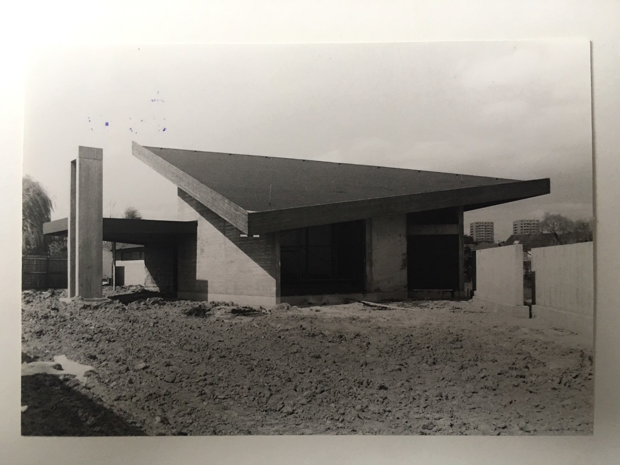 Neue Trauerhalle Steinbach, 1982 (Taunus-Rhein-Main - Regionalgeschichtliche Sammlung Dr. Stefan Naas CC BY-NC-SA)