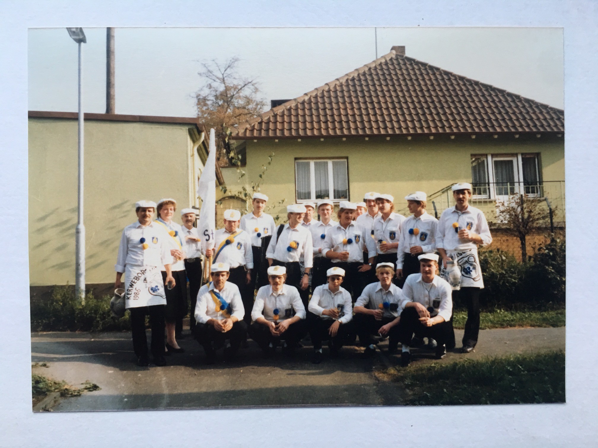 Steinbacher Kerbefahnen 1982-86 und die Kerbeborsche 1986 (Taunus-Rhein-Main - Regionalgeschichtliche Sammlung Dr. Stefan Naas CC BY-NC-SA)
