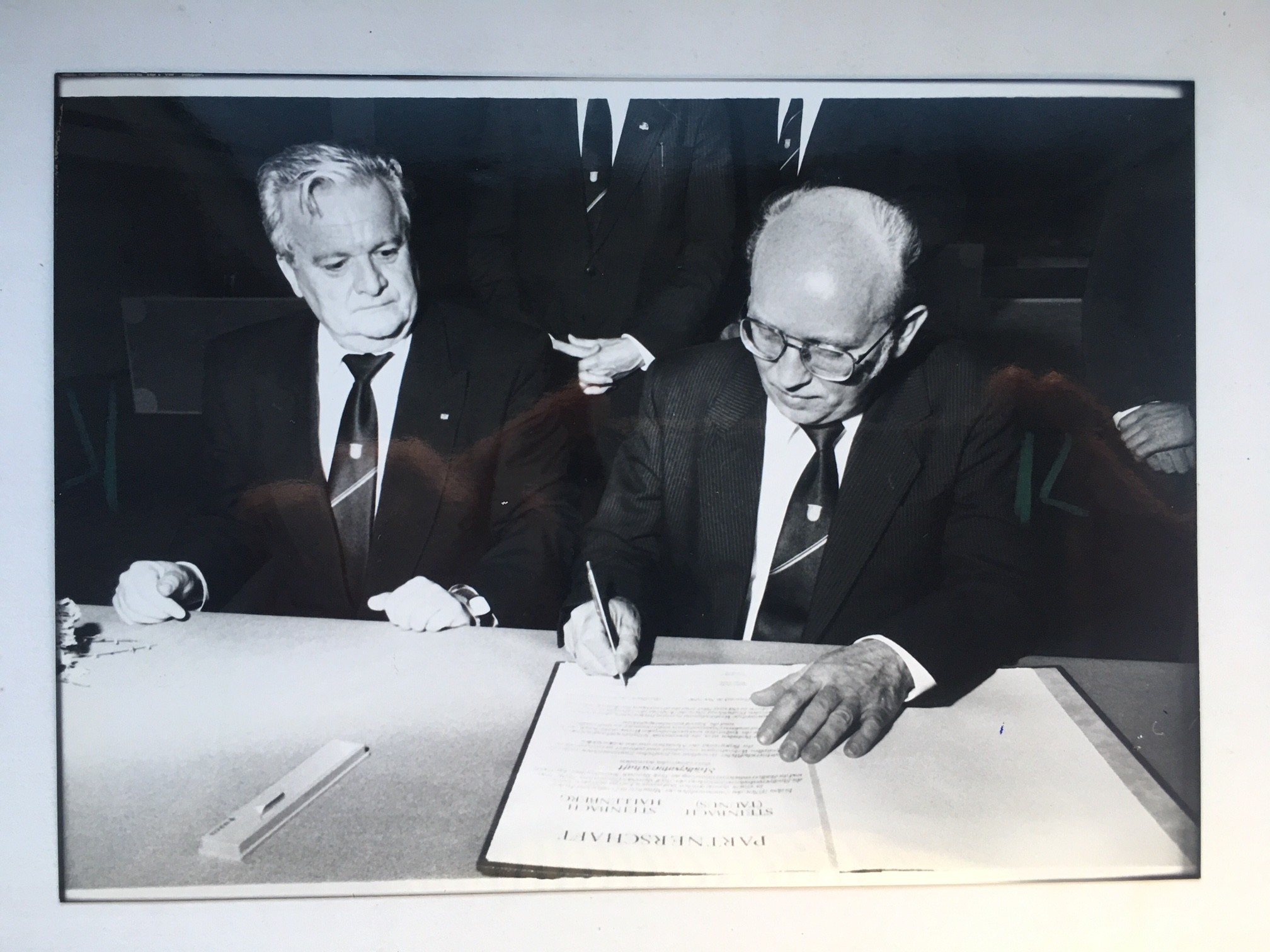 Unterzeichnung der Partnerschaftsurkunde zwischen Steinbach-Hallenberg und Steinbach (Taunus), 26.11.1990 (Taunus-Rhein-Main - Regionalgeschichtliche Sammlung Dr. Stefan Naas CC BY-NC-SA)
