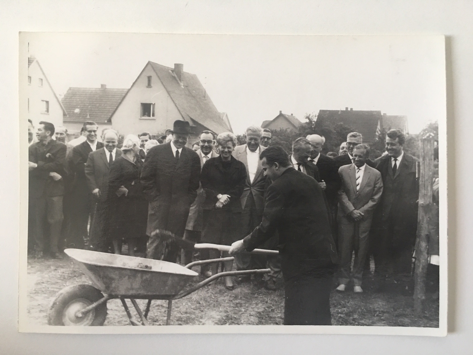 Erster Spatenstich zum Bau der Wohnstadt Nord (Feldbergstraße), 2.6.1964 (Taunus-Rhein-Main - Regionalgeschichtliche Sammlung Dr. Stefan Naas CC BY-NC-SA)