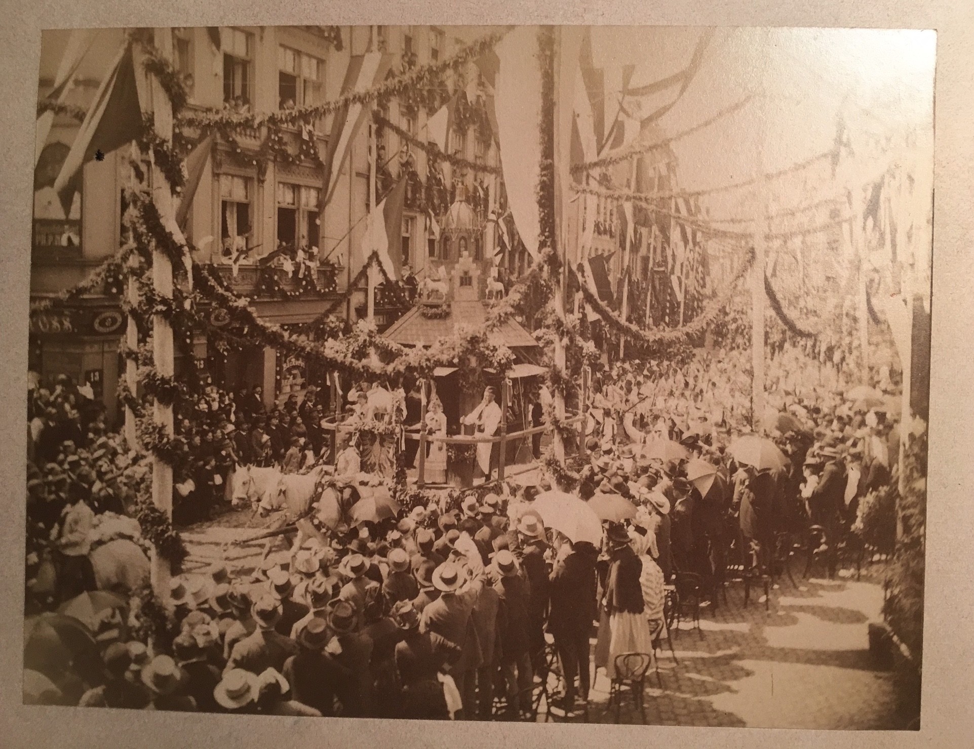 Festzug um 1900 – Bild 3 (Regionalgeschichtliche Sammlung Dr. Stefan Naas CC BY-NC-SA)
