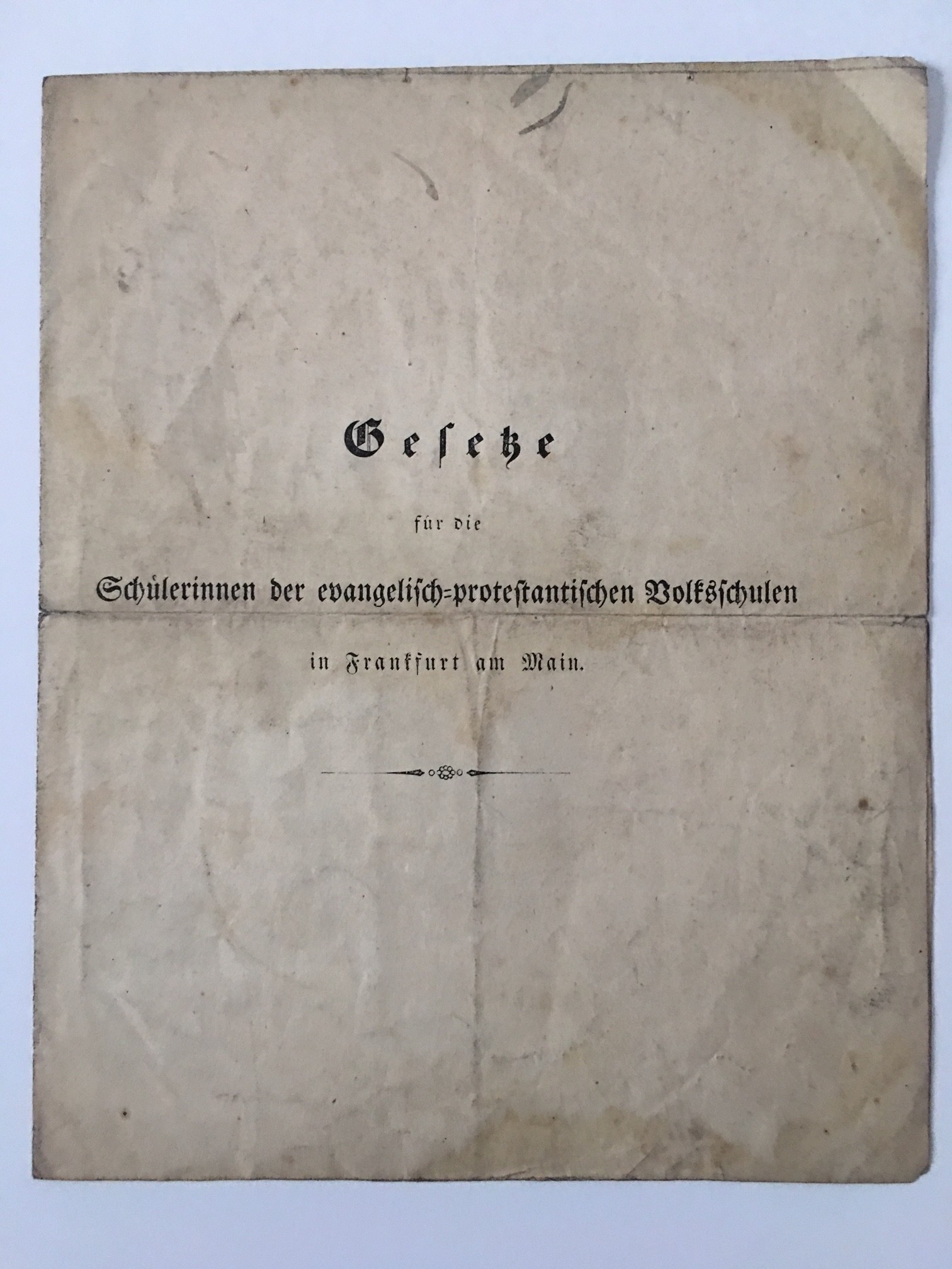 Gesetze für die Schülerinnen der evangelisch=protestantischen Volksschulen in Frankfurt am Main (Regionalgeschichtliche Sammlung Dr. Stefan Naas CC BY-NC-SA)