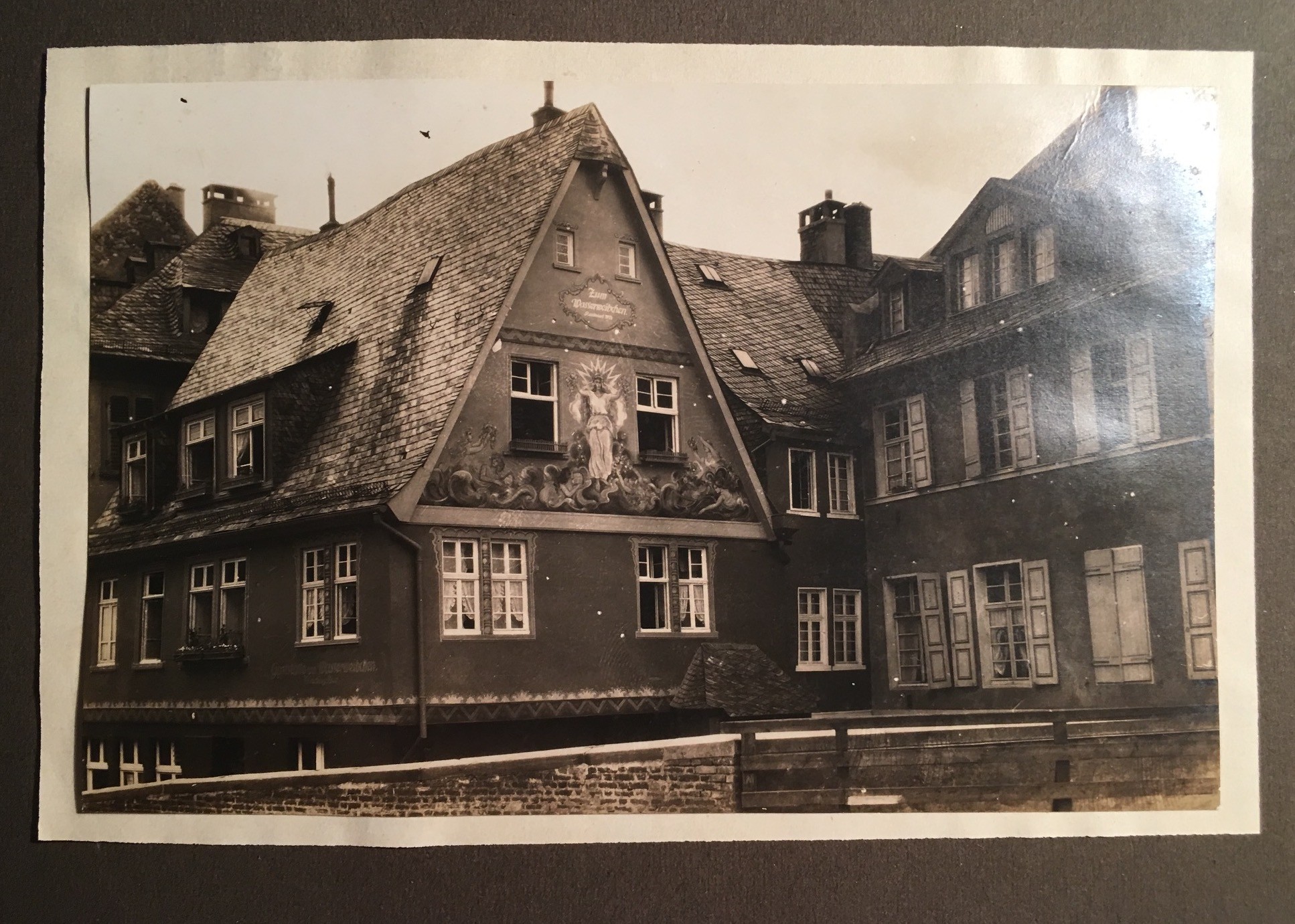Häuser in Alt-Frankfurt, die vom Bunde tätiger Altstadtfreunde von 1922–24 wiederhergestellt wurden. (Regionalgeschichtliche Sammlung Dr. Stefan Naas CC BY-NC-SA)