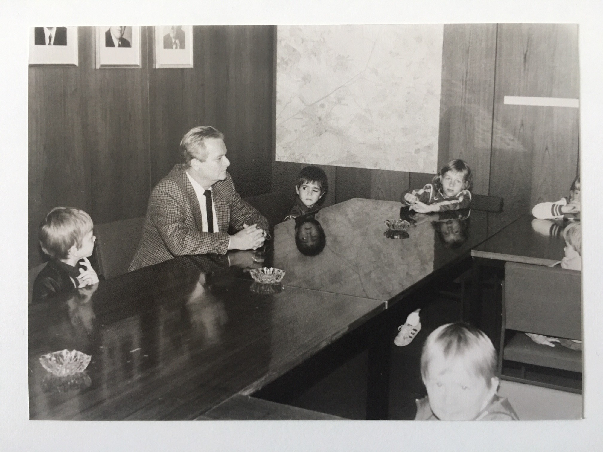 Kindergartenkinder besuchen Bürgermeister Walter Herbst im Rathaus, 1985 (Taunus-Rhein-Main - Regionalgeschichtliche Sammlung Dr. Stefan Naas CC BY-NC-SA)
