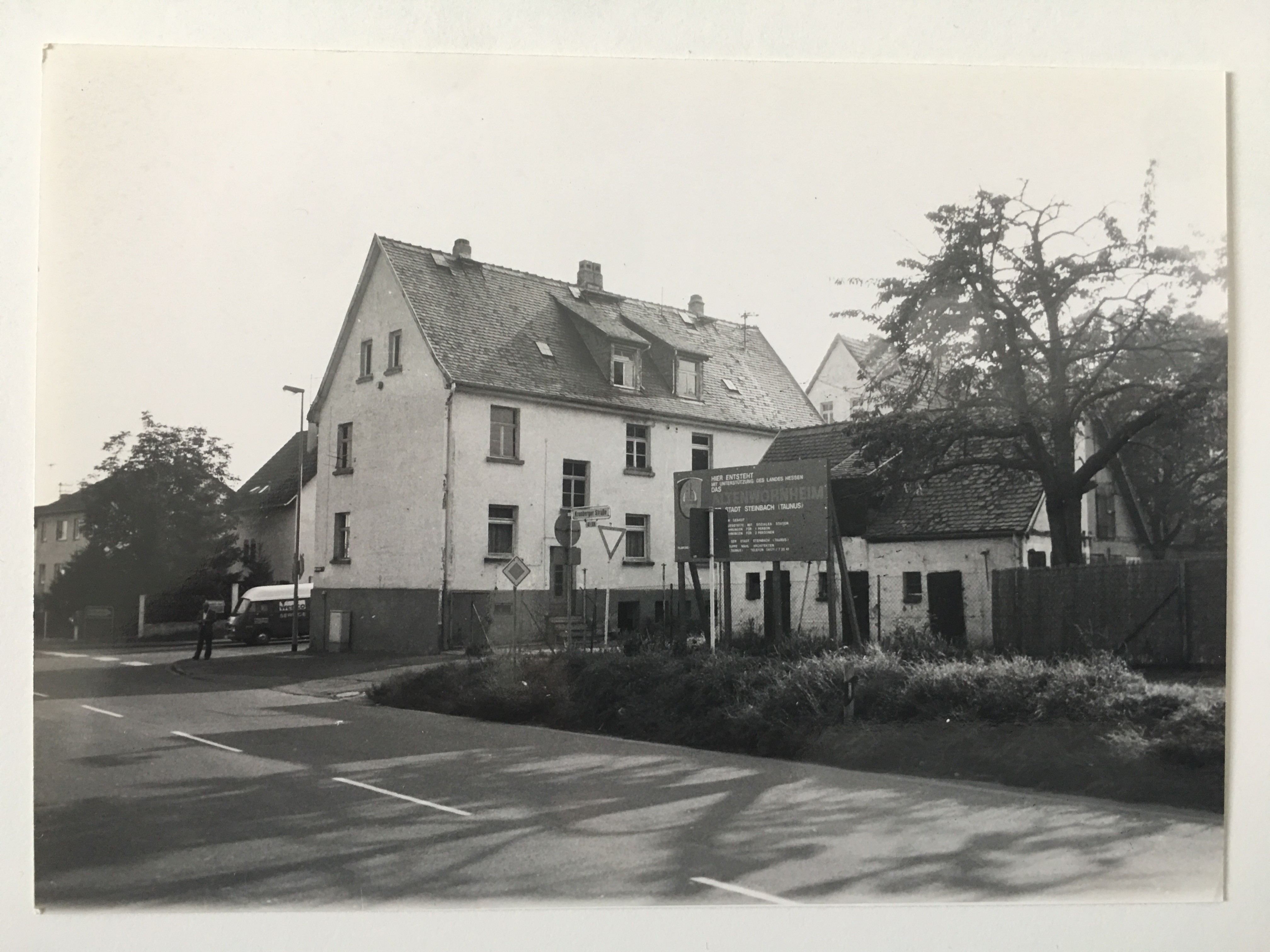 Kronberger Straße 2 kurz vor dem Abriss, ca. 1977 (Taunus-Rhein-Main - Regionalgeschichtliche Sammlung Dr. Stefan Naas CC BY-NC-SA)