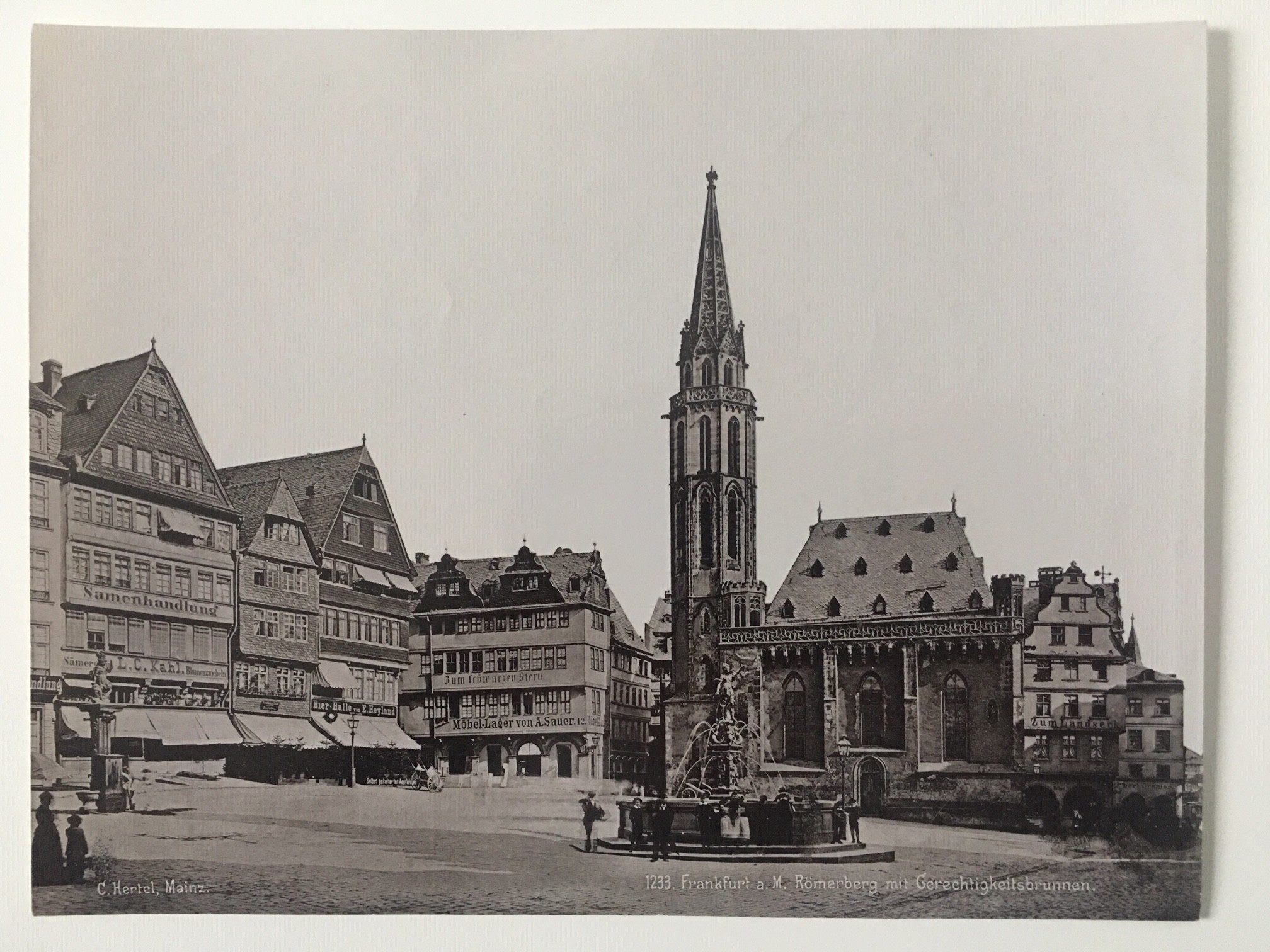 Römerberg und Gerechtigkeitsbrunnen, Frankfurt am Main 1896 (Regionalgeschichtliche Sammlung Dr. Stefan Naas CC BY-NC-SA)