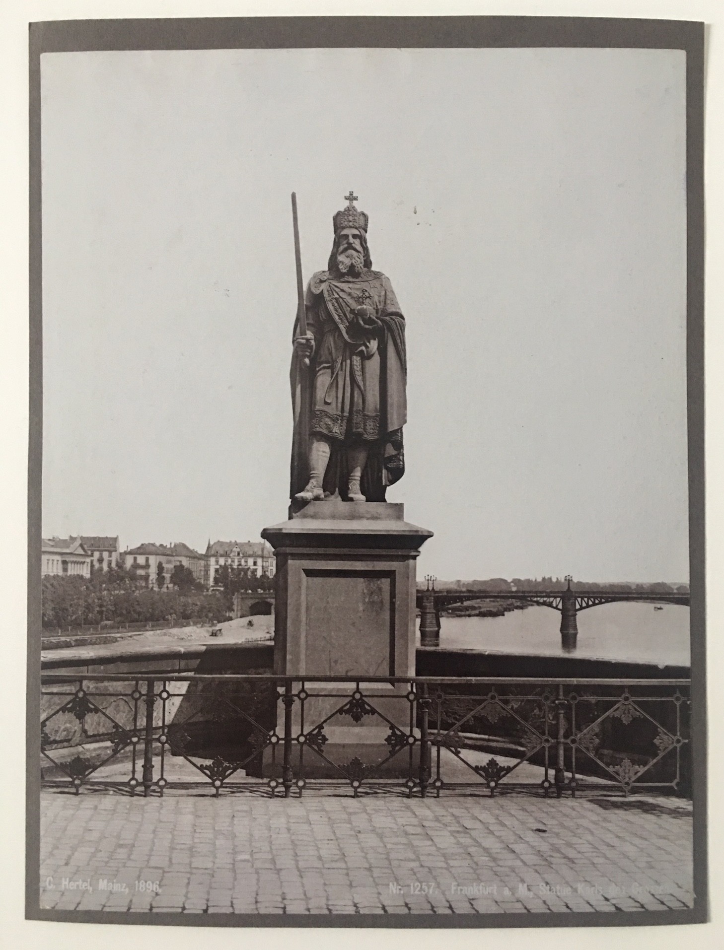 Standbild Karls des Großen auf der Alten Brücke, Frankfurt am Main 1896 (Regionalgeschichtliche Sammlung Dr. Stefan Naas CC BY-NC-SA)