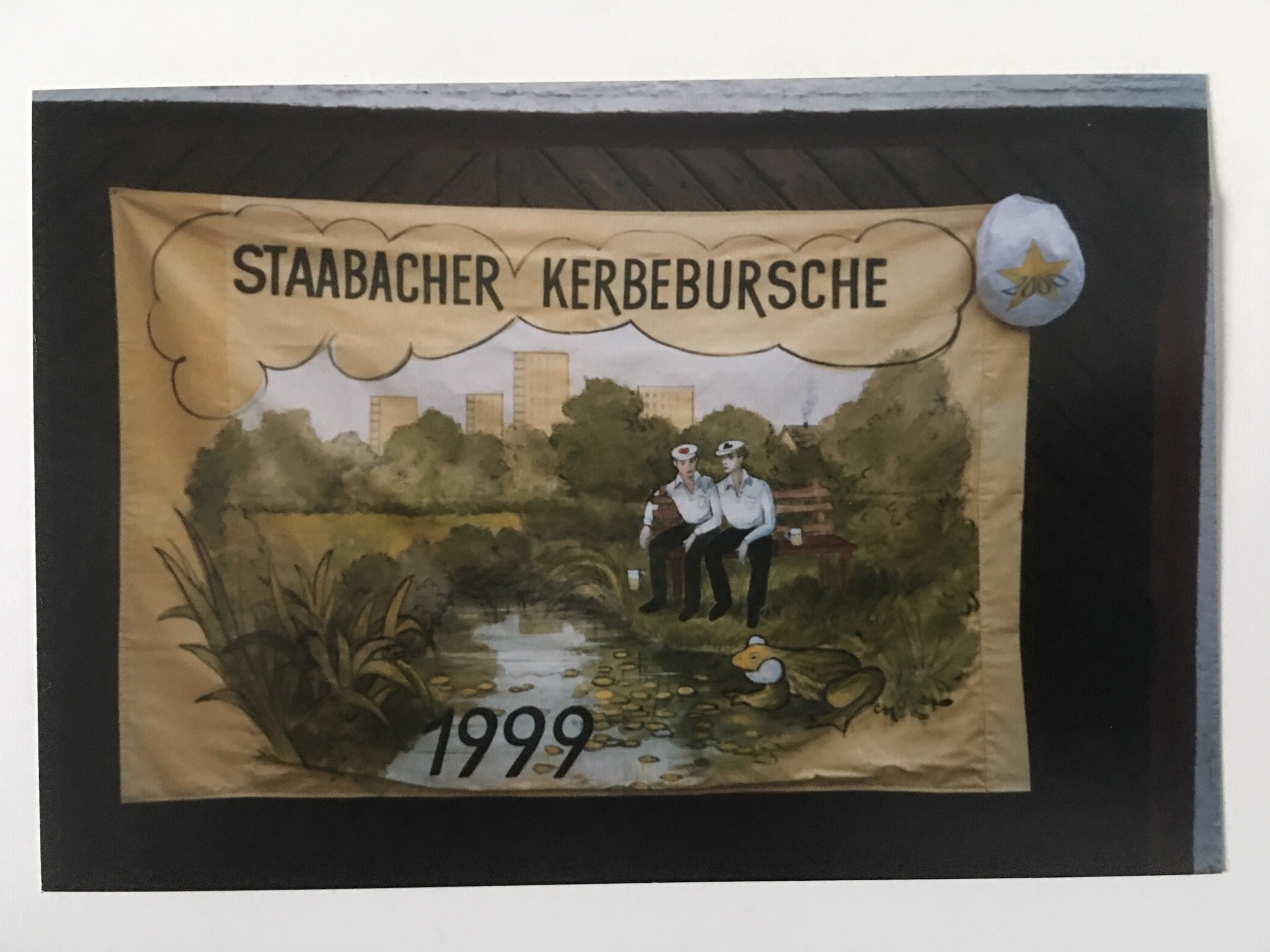 Steinbacher Kerbefahne 1999 (Taunus-Rhein-Main - Regionalgeschichtliche Sammlung Dr. Stefan Naas CC BY-NC-SA)