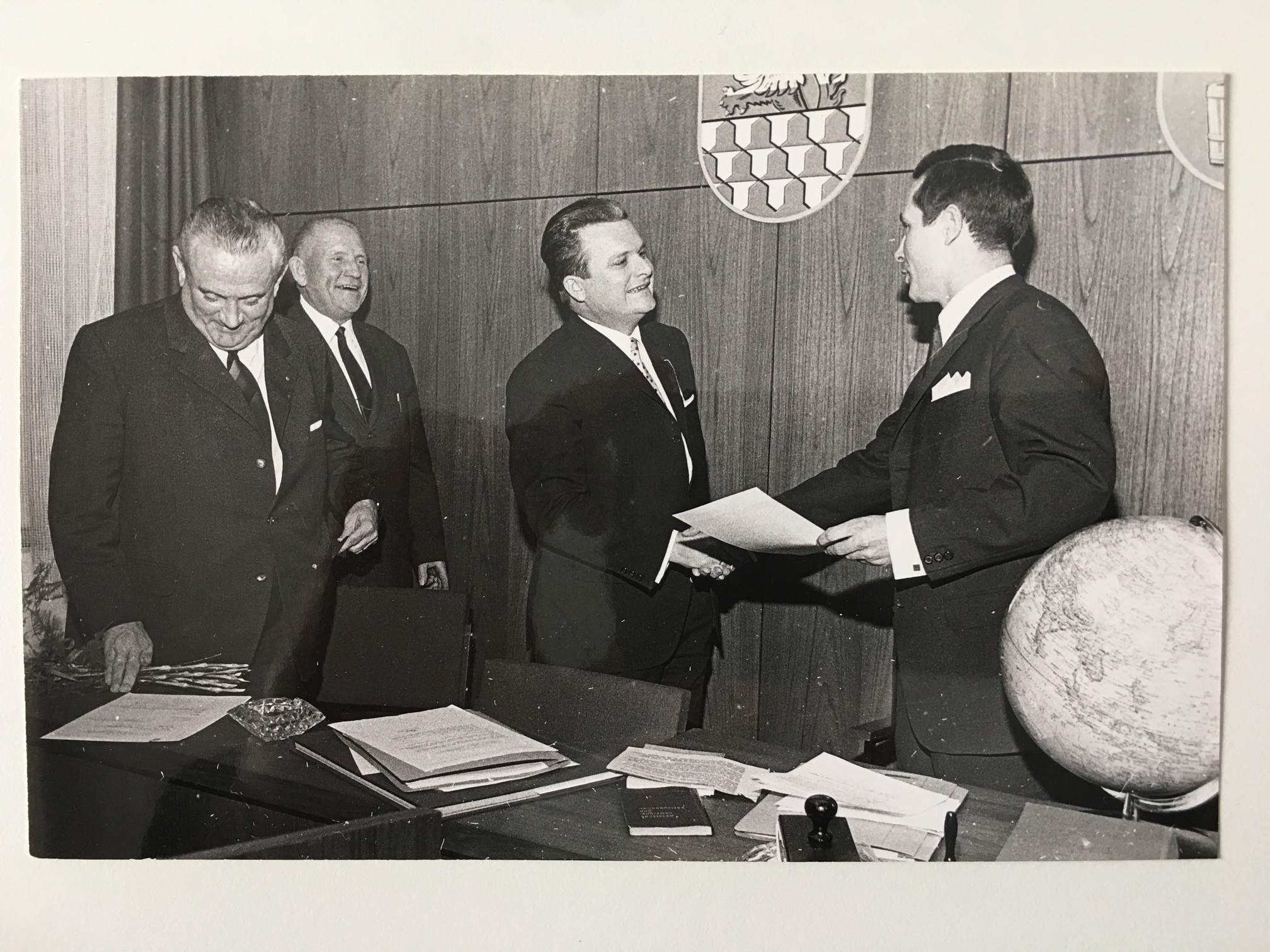 Wiederwahl von Bürgermeister Walter Herbst am 15.12.1967 (Taunus-Rhein-Main - Regionalgeschichtliche Sammlung Dr. Stefan Naas CC BY-NC-SA)