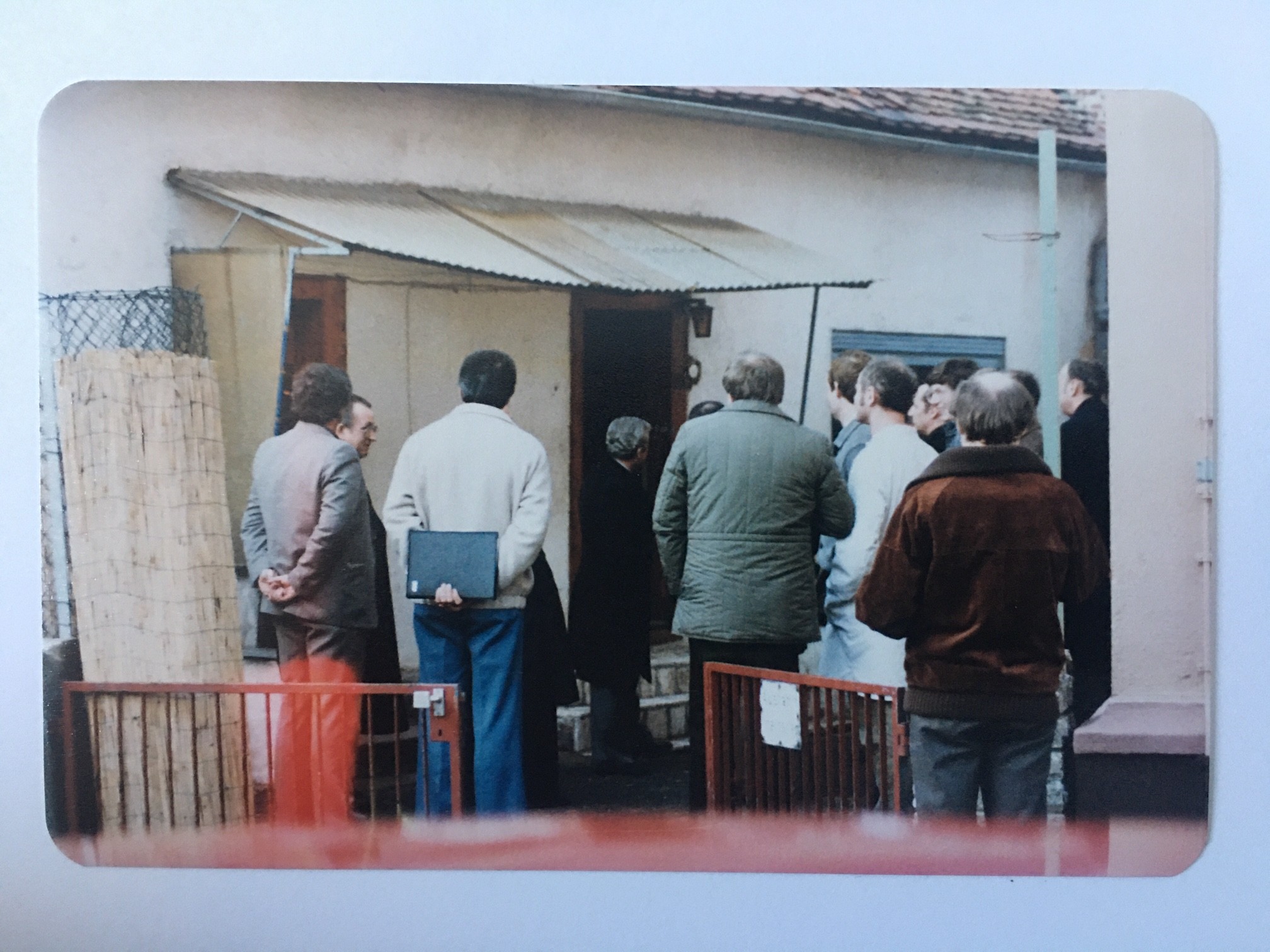 Besichtigung des Bauausschusses der Stadt Steinbach am 15.3.1982 vor dem Abriss des Hauses Kirchgasse 1, 1982 (Taunus-Rhein-Main - Regionalgeschichtliche Sammlung Dr. Stefan Naas CC BY-NC-SA)