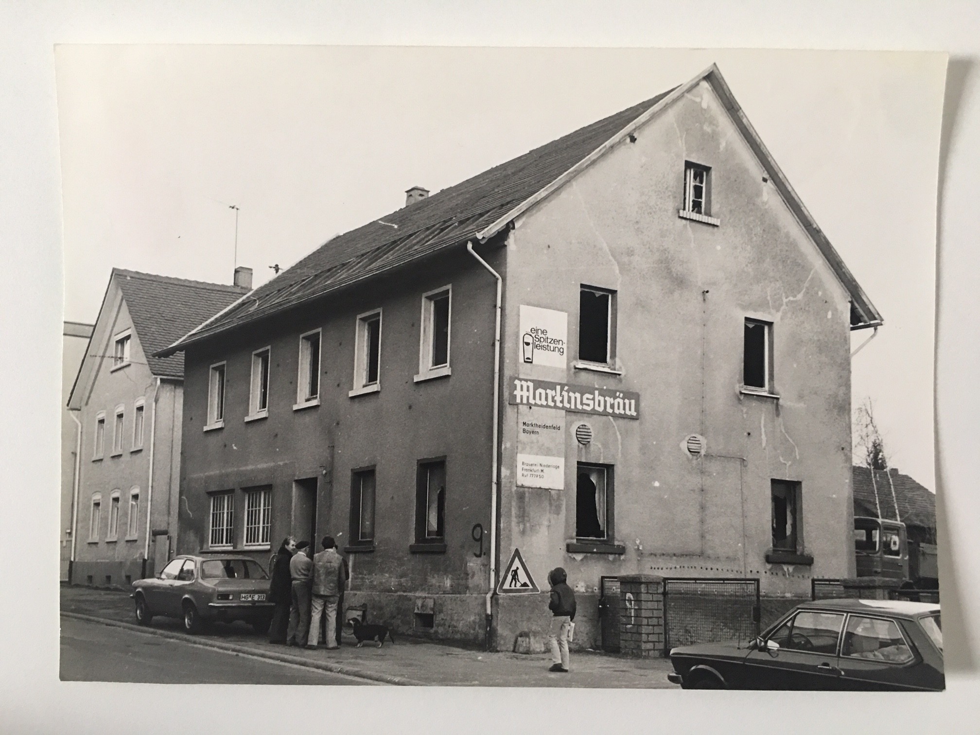 Das ehemalige Gasthaus zum Adler, Bahnstraße 9 in Steinbach vor dem Abriss, ca. 1977 (Taunus-Rhein-Main - Regionalgeschichtliche Sammlung Dr. Stefan Naas CC BY-NC-SA)