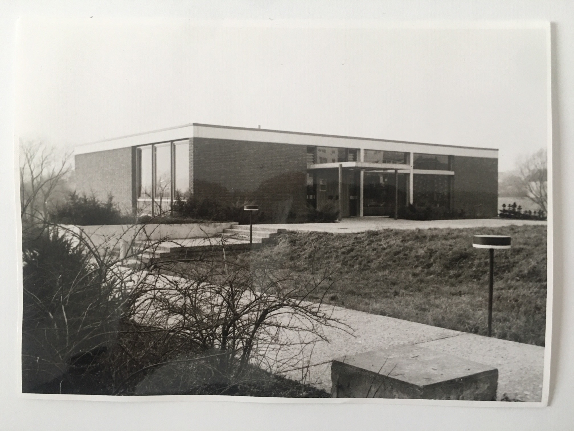 Das neue Evangelische Gemeindezentrum in Steinbach, ca. 1969 (Taunus-Rhein-Main - Regionalgeschichtliche Sammlung Dr. Stefan Naas CC BY-NC-SA)