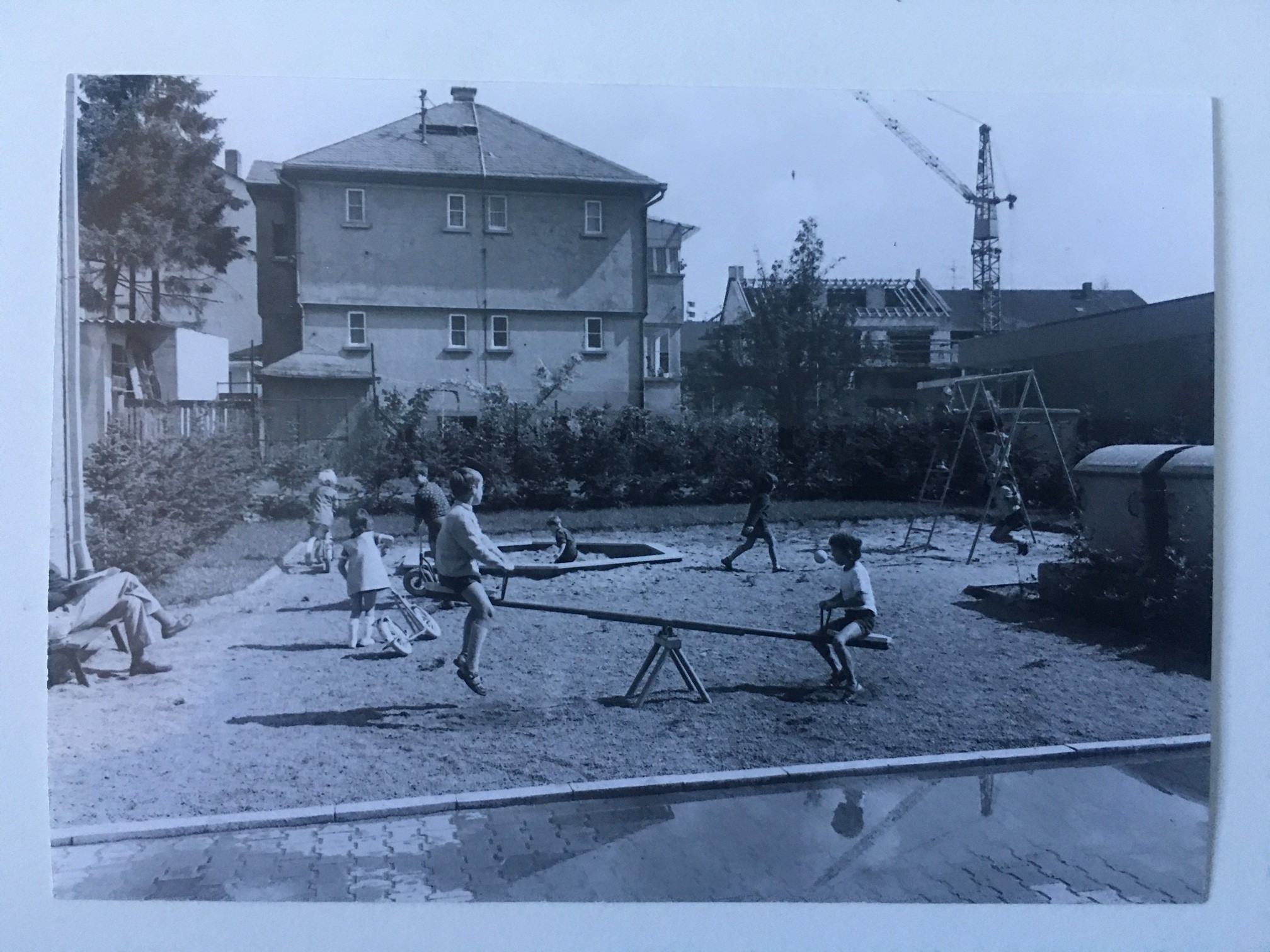 Der Spielplatz hinter dem Bürgerhaus Steinbach, September 1966 (Taunus-Rhein-Main - Regionalgeschichtliche Sammlung Dr. Stefan Naas CC BY-NC-SA)