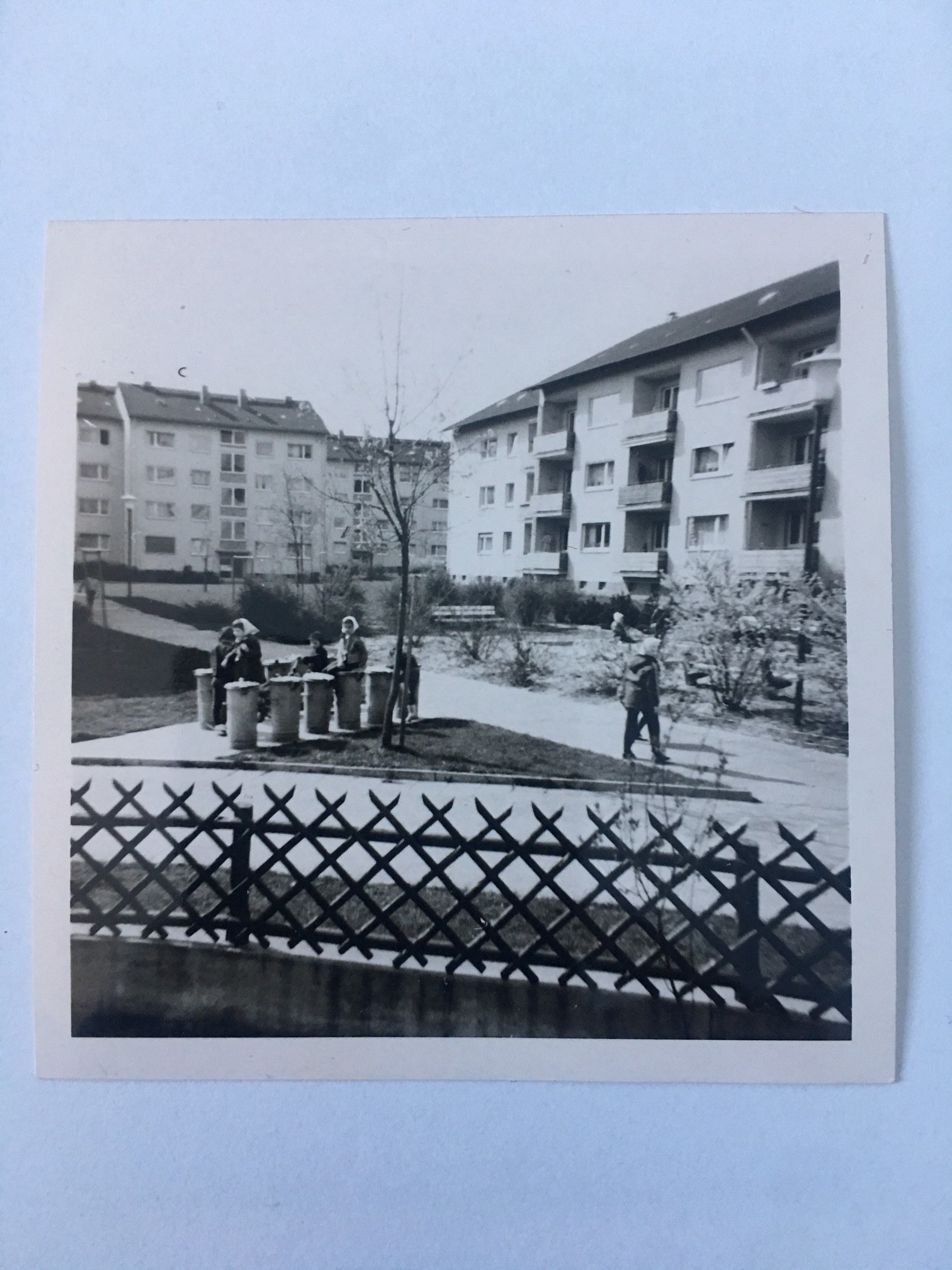 Der Spielplatz zwischen Frankfurter und Berliner Straße in Steinbach, 8.5.1970 (Taunus-Rhein-Main - Regionalgeschichtliche Sammlung Dr. Stefan Naas CC BY-NC-SA)