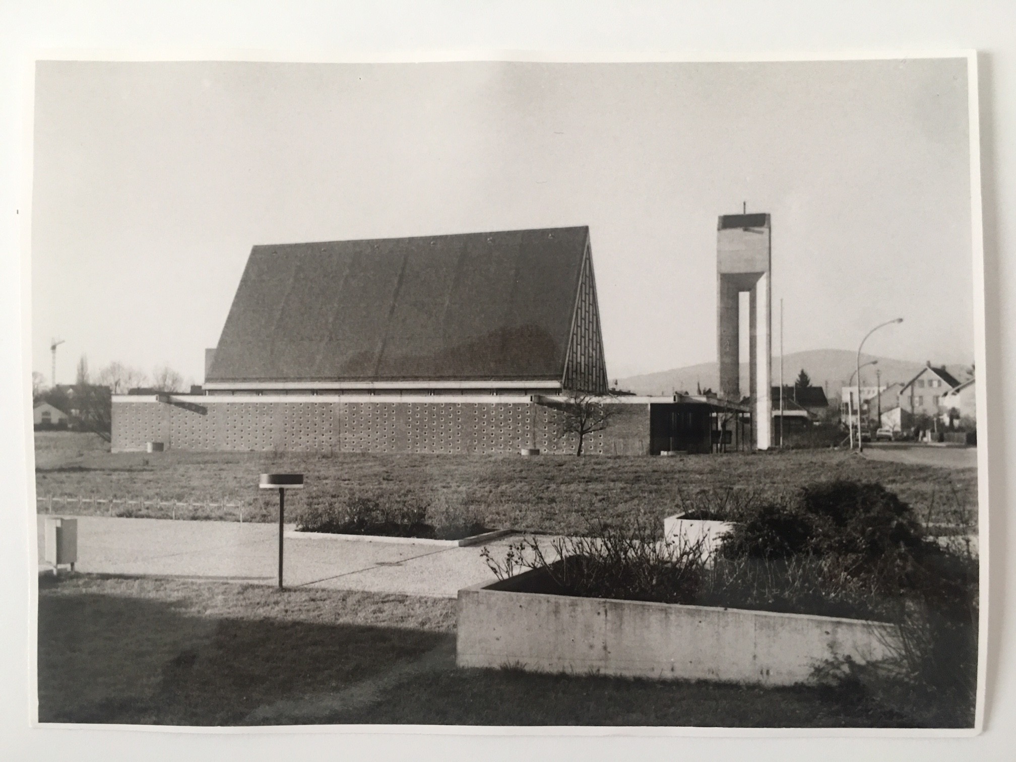Die neue Katholische Kirche in Steinbach, ca. 1969 (Taunus-Rhein-Main - Regionalgeschichtliche Sammlung Dr. Stefan Naas CC BY-NC-SA)