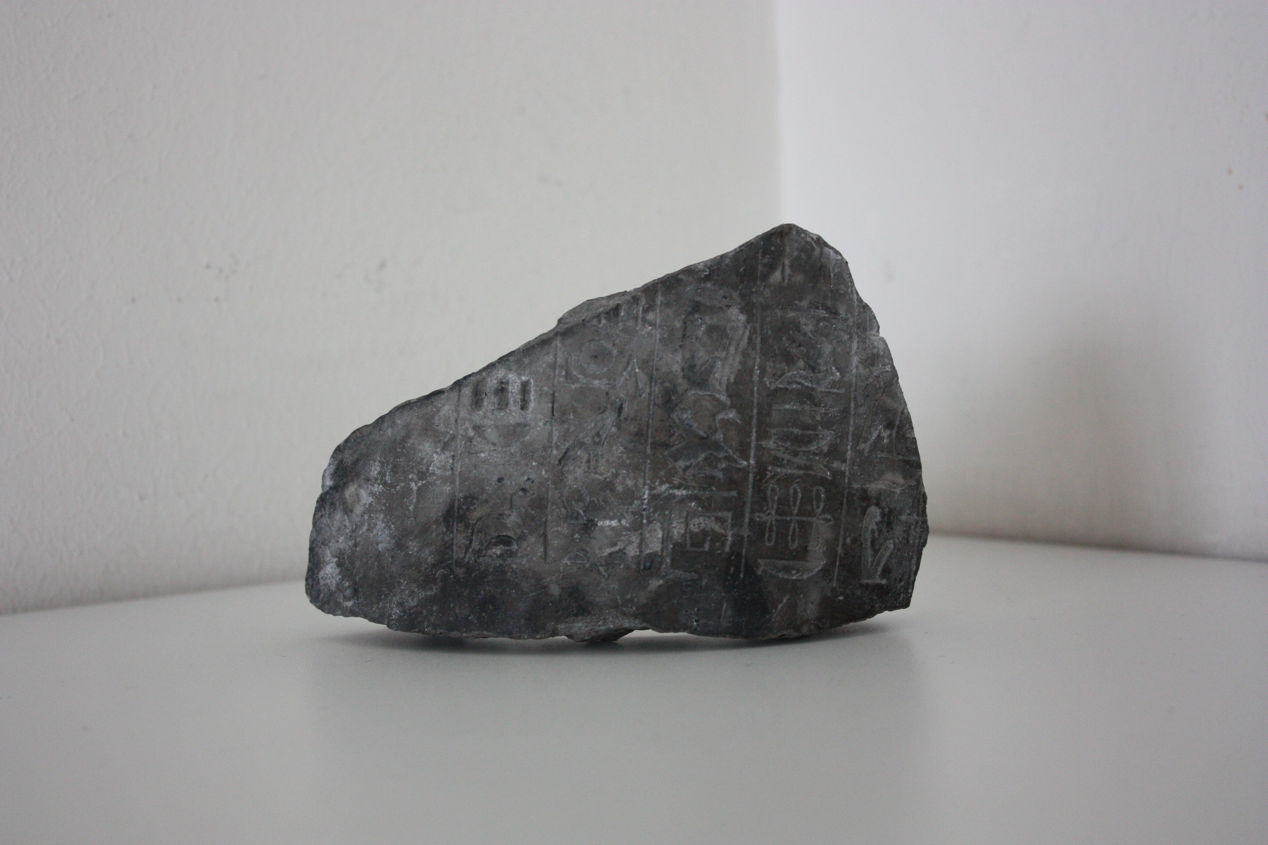 Fragment einer Kanope (Museum für Sepulkralkultur CC BY-NC-SA)