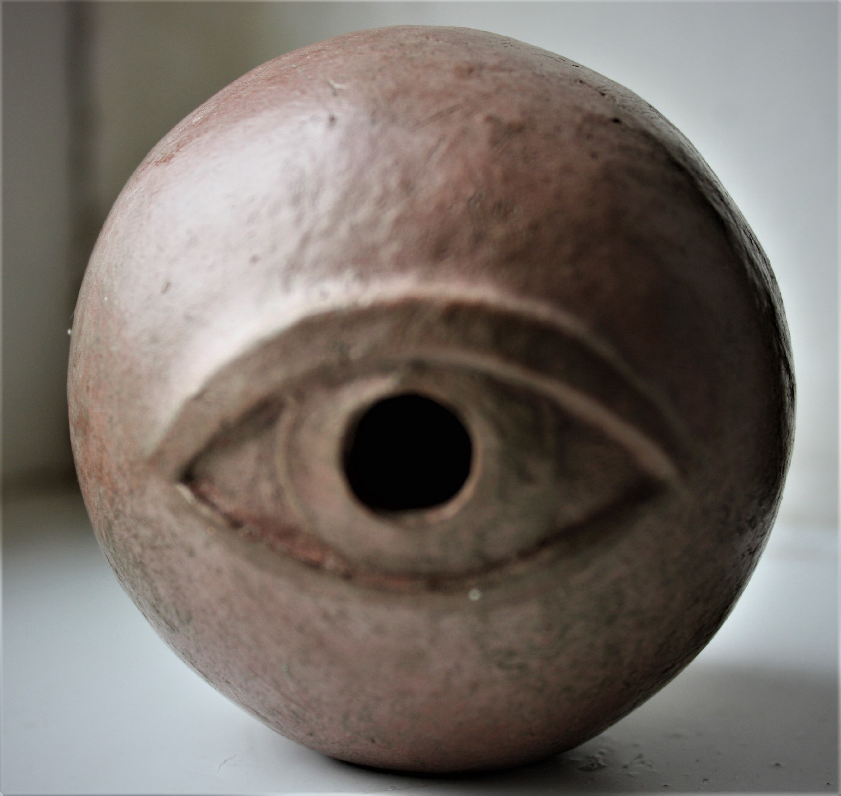 Keramikkugel 'Auge' (Wolf Spemann) (Museum für Sepulkralkultur CC BY-NC-SA)