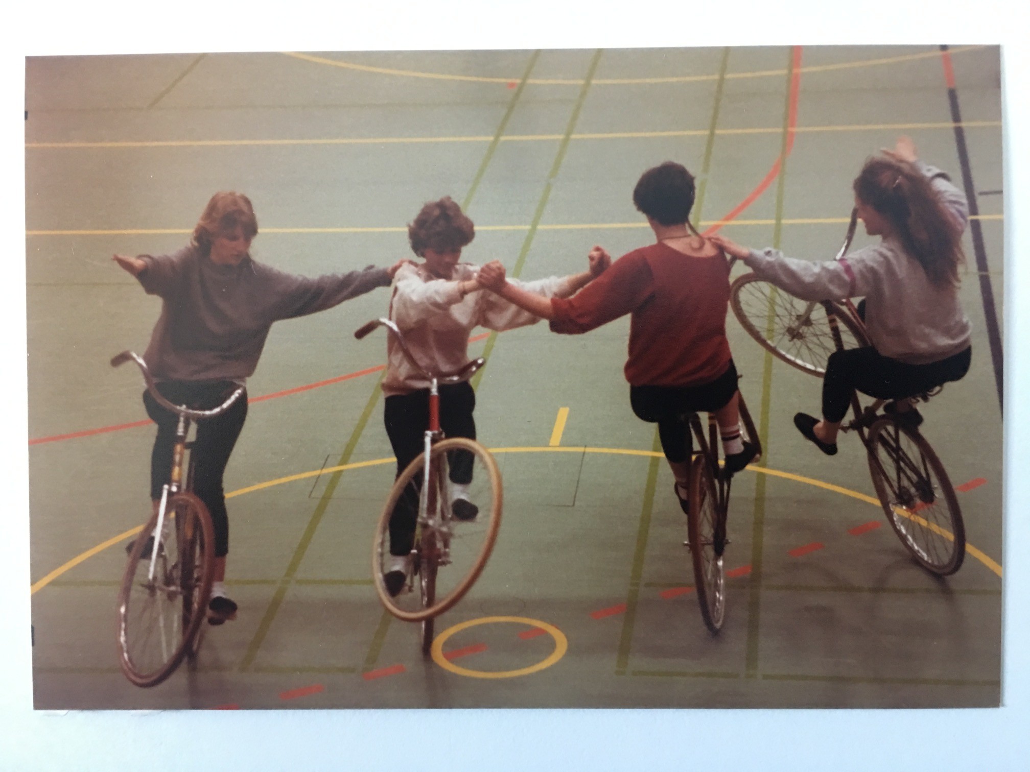 Radsport in der neunen Altkönighalle in Steinbach, 1983 (Taunus-Rhein-Main - Regionalgeschichtliche Sammlung Dr. Stefan Naas CC BY-NC-SA)