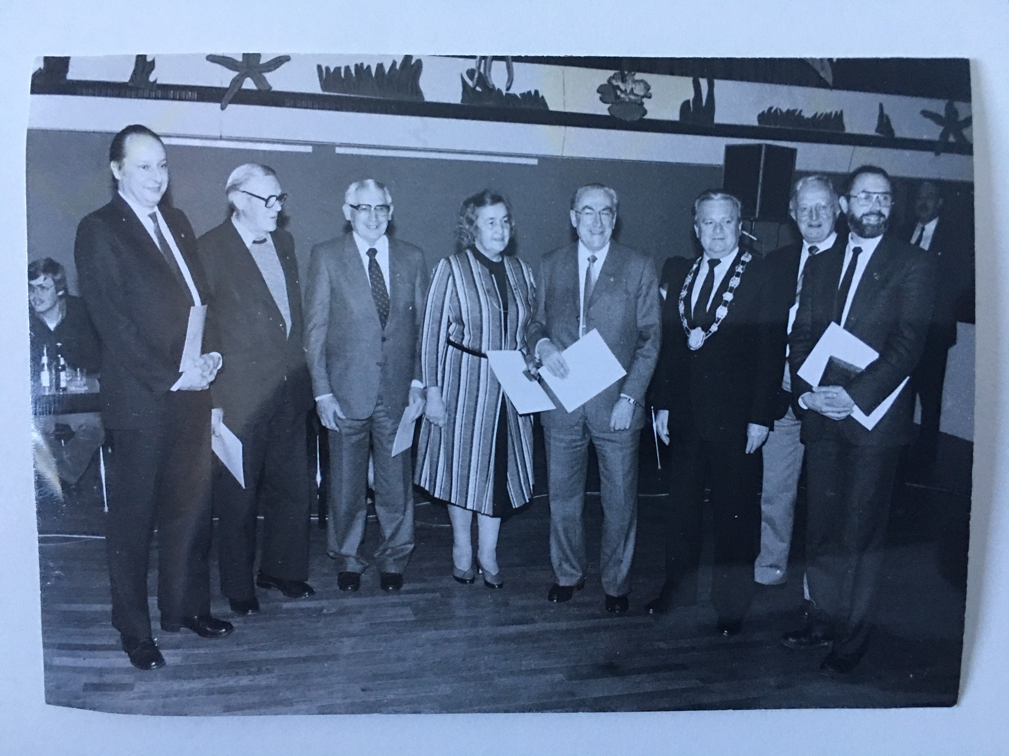Verleihung der Bronzenen Verdienstmedaille an Dr. Jochen Schwalbe (FDP) in der Stadtverordnetenversammlung Steinbach am 28.1.1985 (Taunus-Rhein-Main - Regionalgeschichtliche Sammlung Dr. Stefan Naas CC BY-NC-SA)