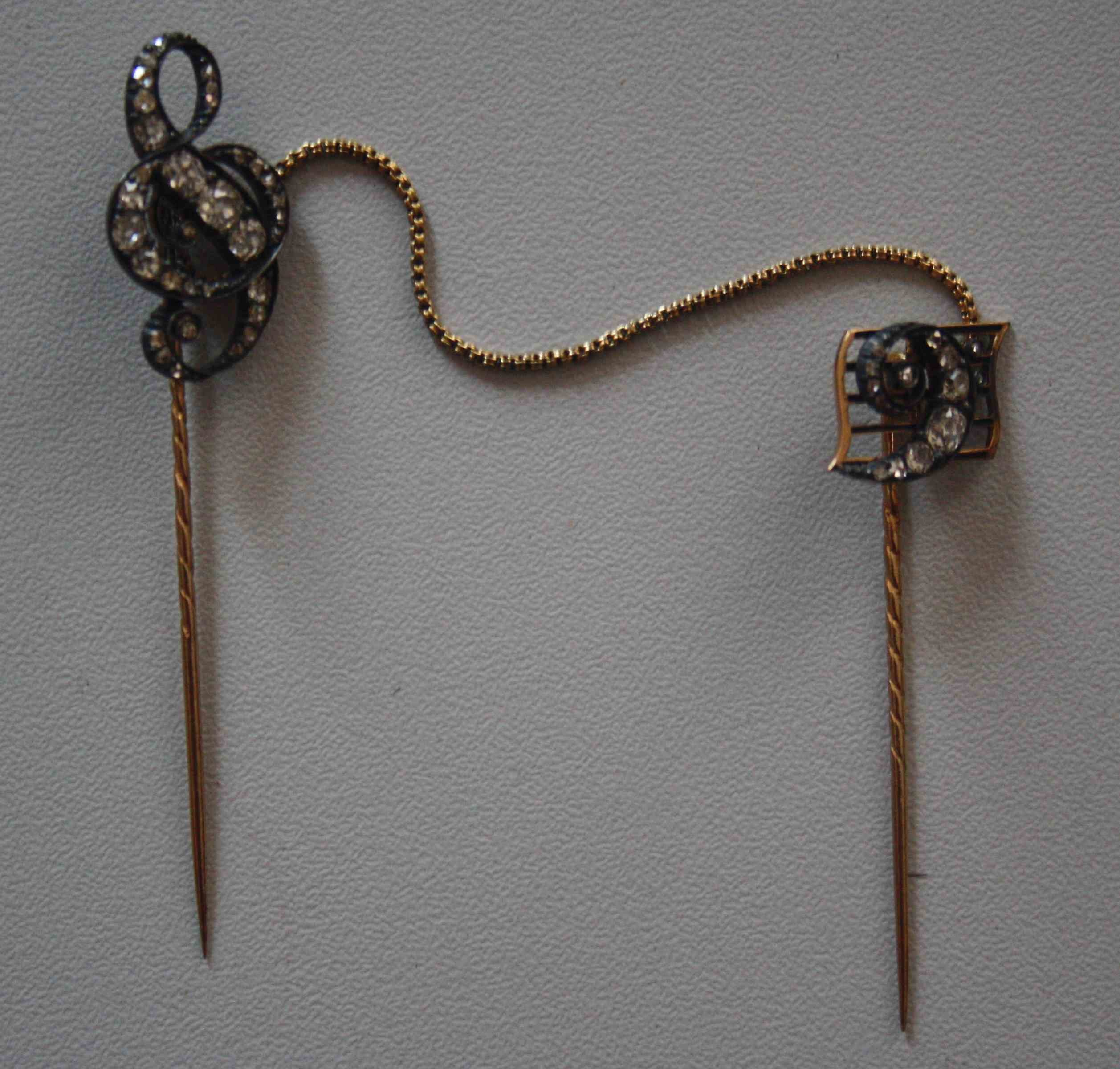 Brillant-Nadeln in Form eines Violin- und eines Bass-Schlüssels (Internationale Louis Spohr Gesellschaft e.V. CC BY-NC-SA)