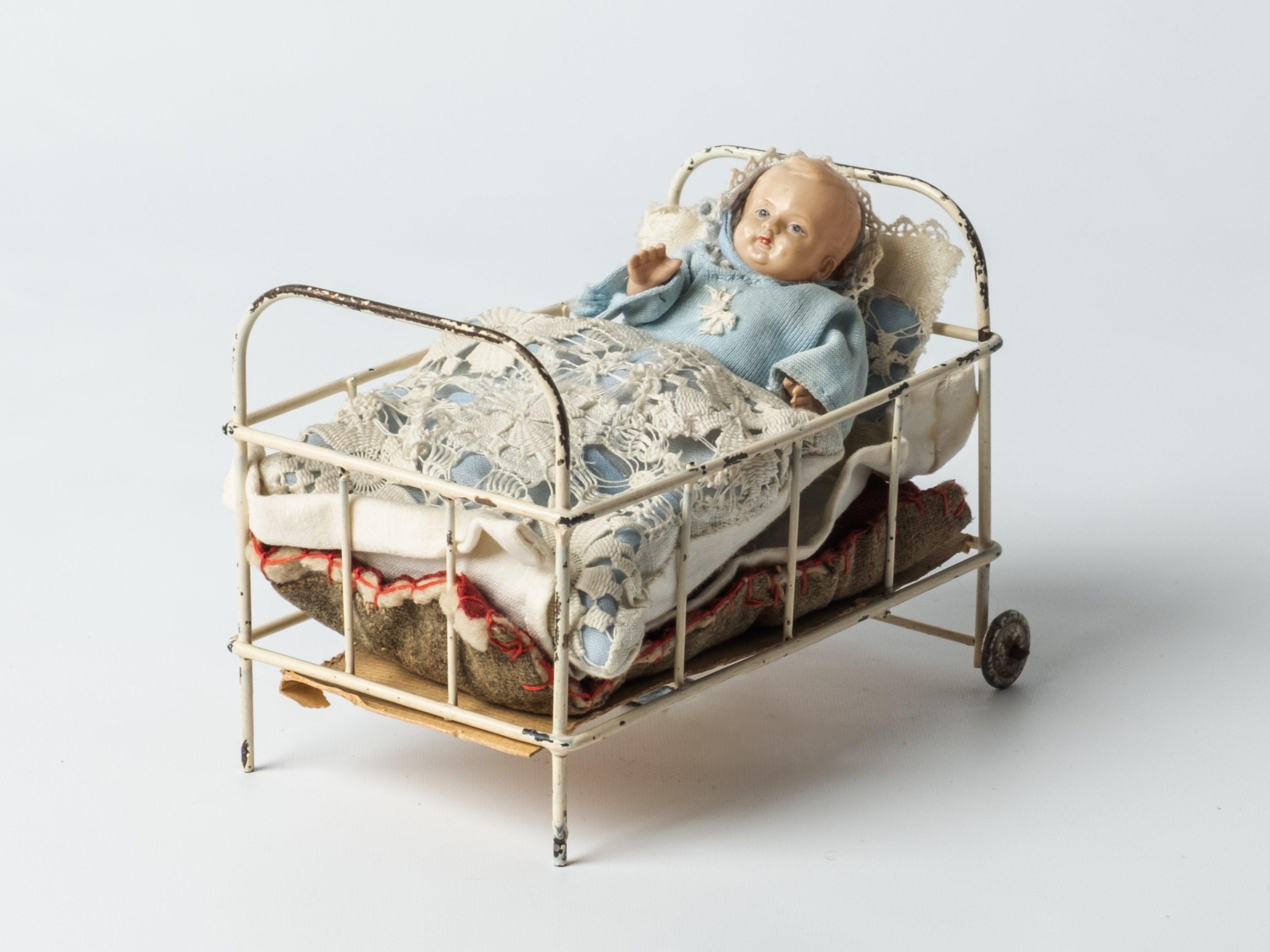 Baby-Puppe im Kinderbett (Museum Reinheim CC BY-NC-SA)