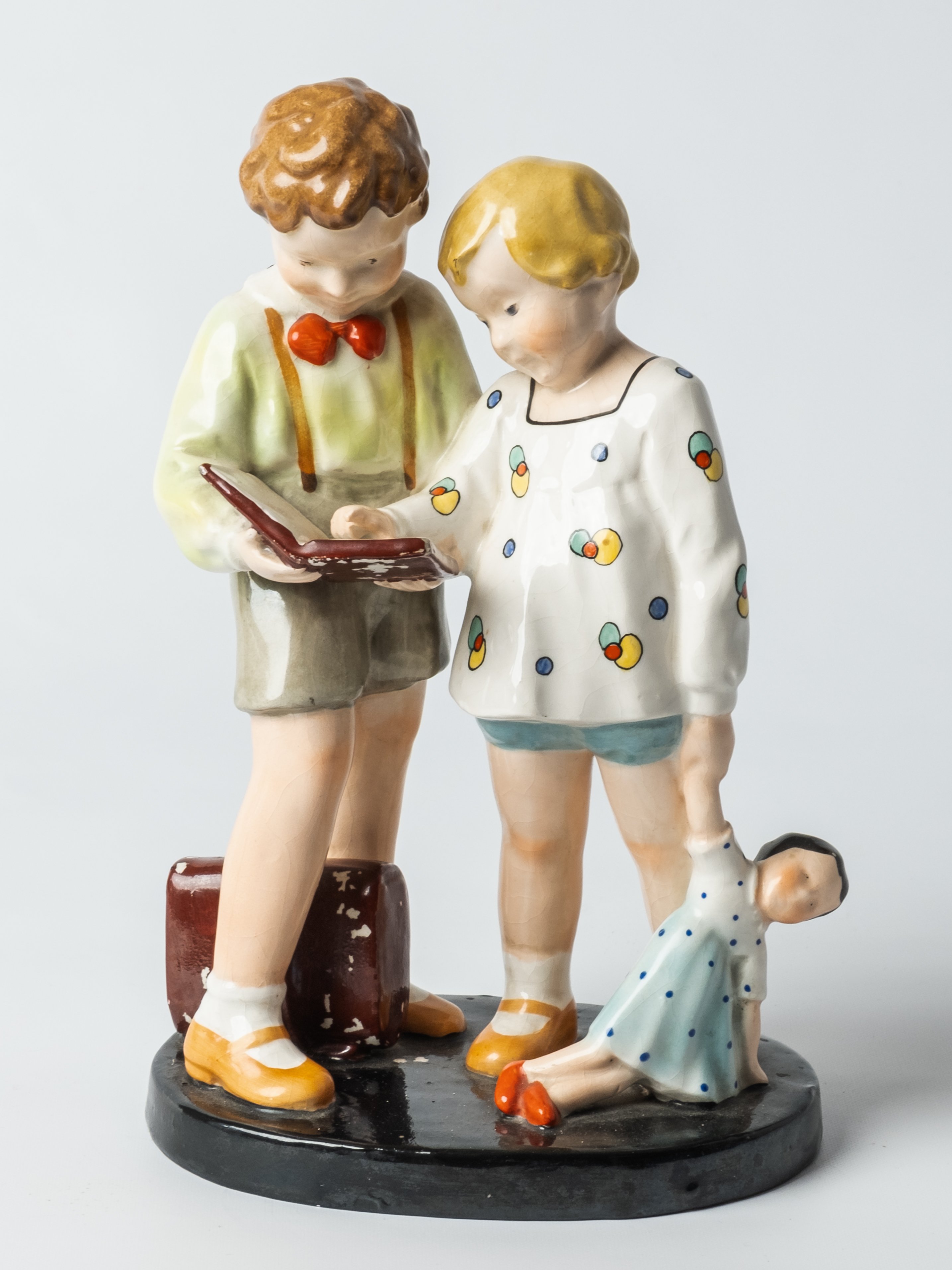 Lesende Kinder, Porzellanfigur (Museum Reinheim CC BY-NC-SA)
