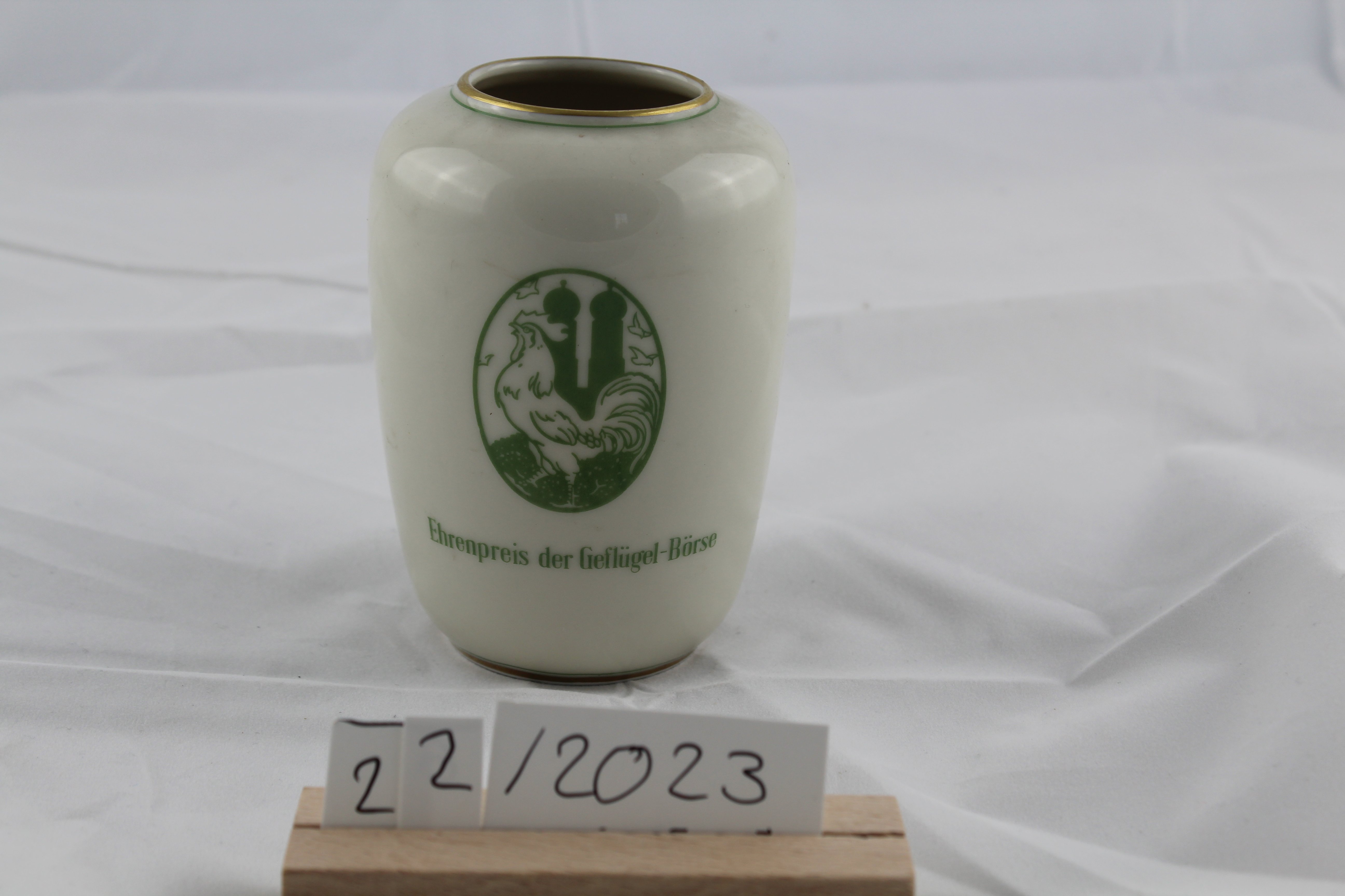 Becher oder Vase als Ehrenpreis der Geflügelbörse (Dreieich-Museum CC BY-NC-SA)