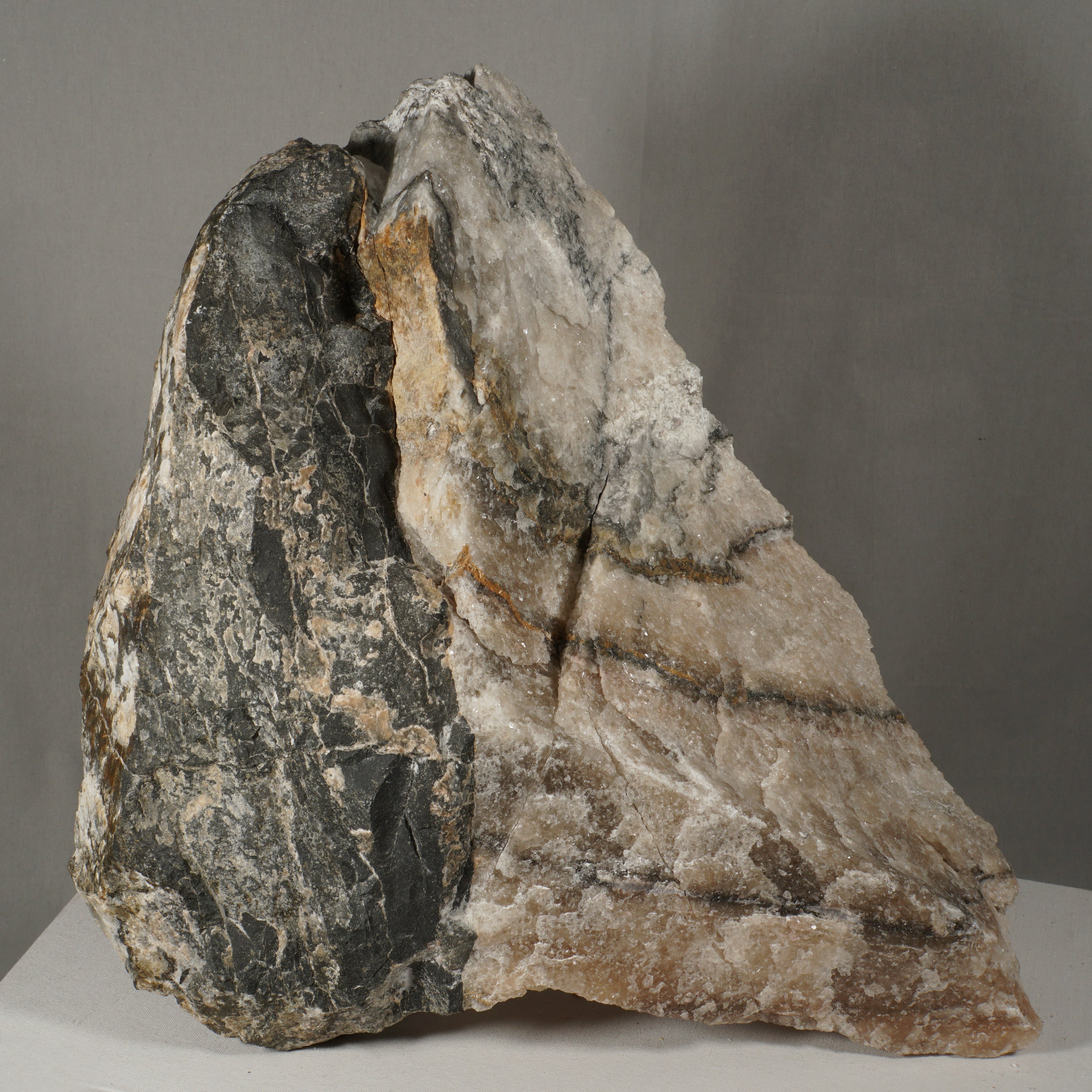 Steinsalz mit Basalt (Werra-Kalibergbau-Museum, Heringen/W. CC BY-NC-SA)