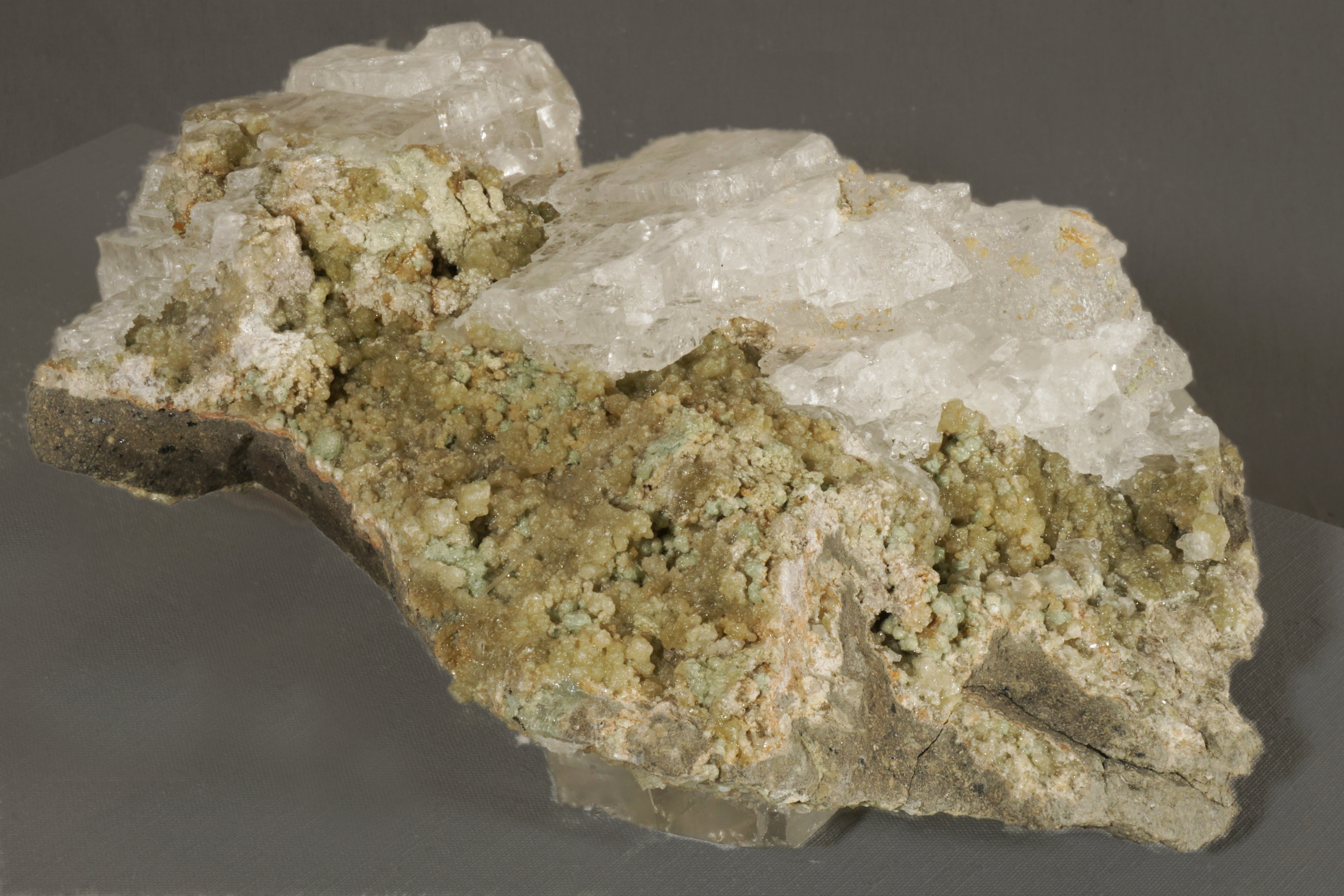 Basalt mit Hornblende und Steinsalz (Werra-Kalibergbau-Museum, Heringen/W. CC BY-NC-SA)