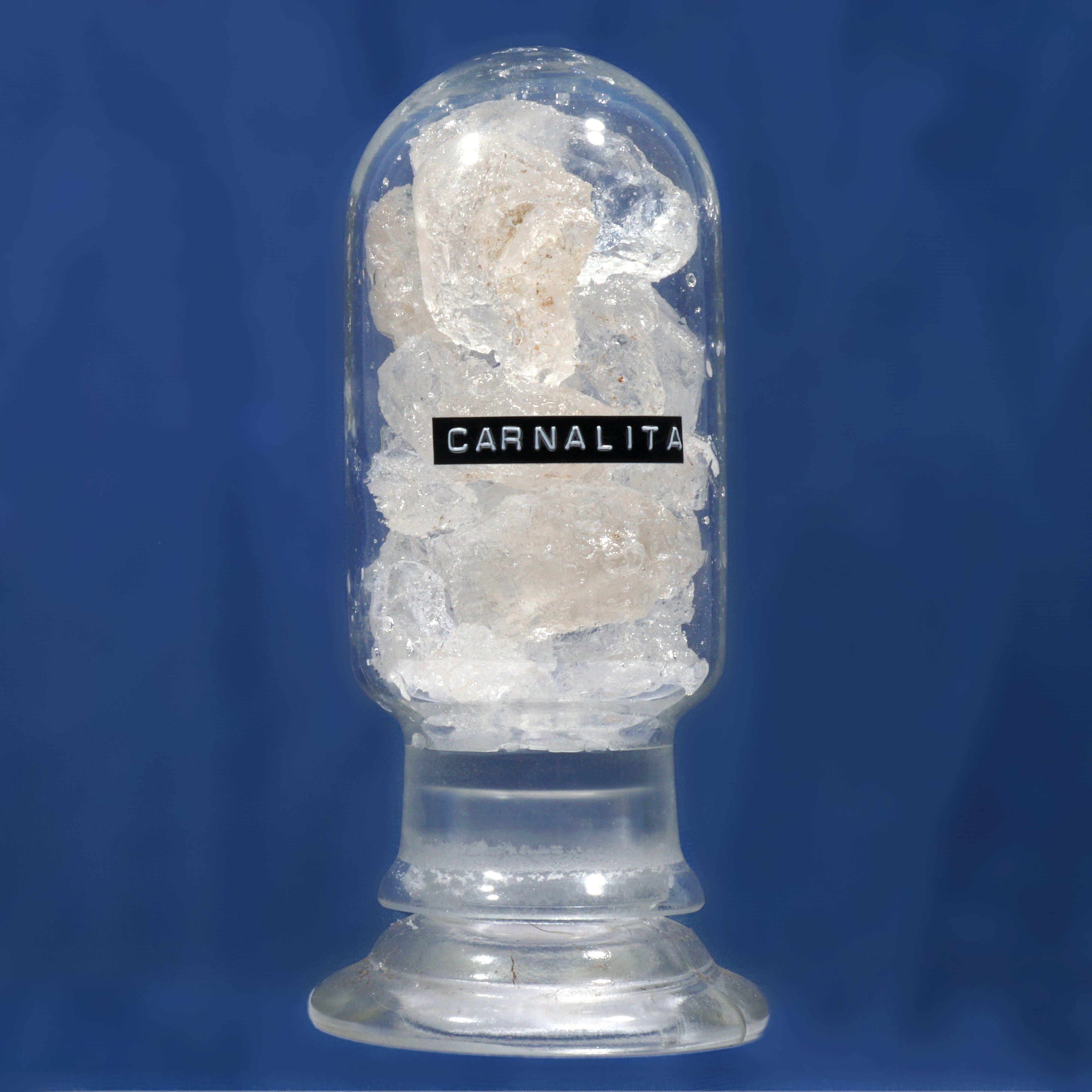 Kleines Salzglas mit 'weißem' Carnallit (Werra-Kalibergbau-Museum, Heringen/W. CC BY-NC-SA)