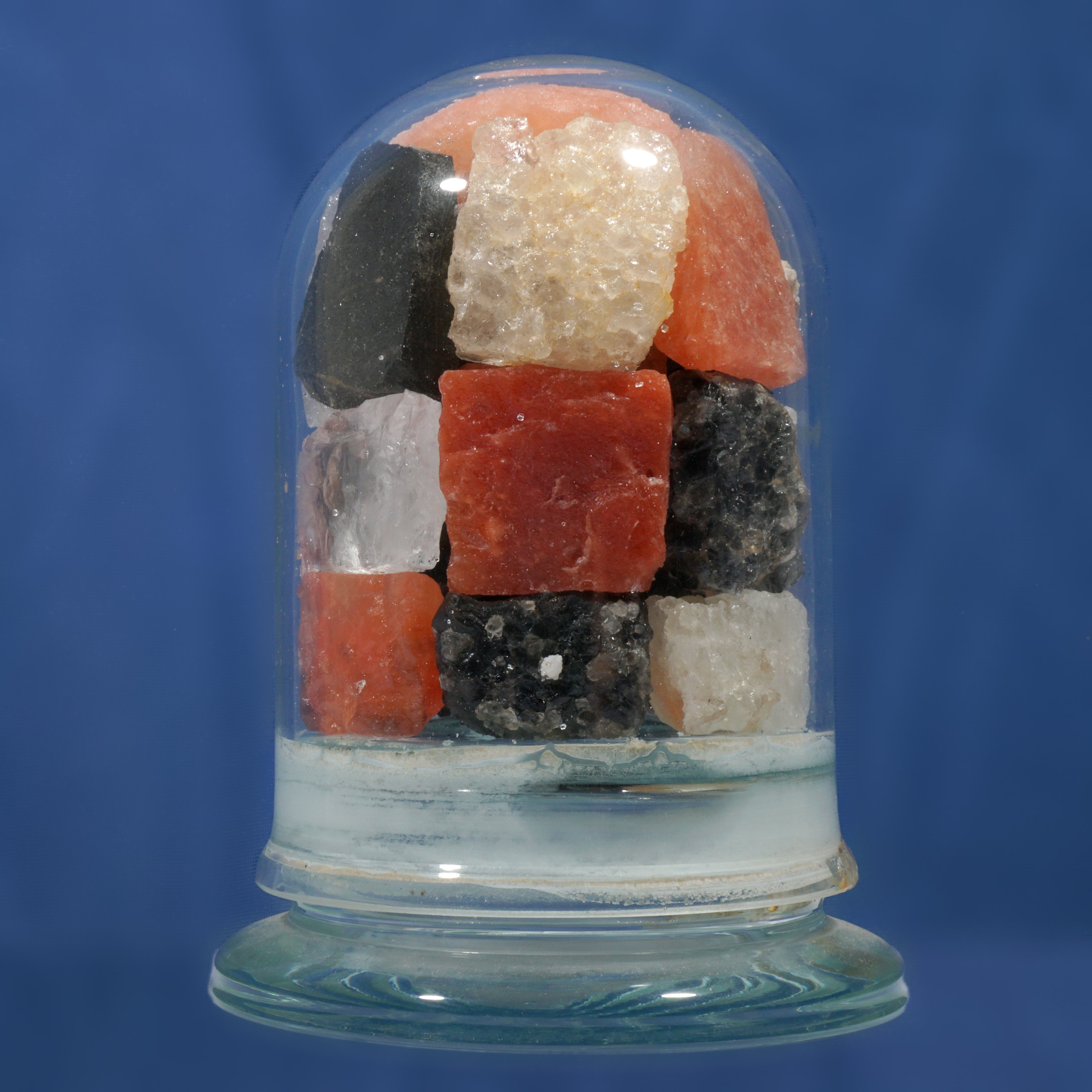 Kuppelförmiges Salzglas mit diversen Salzmineralien (Werra-Kalibergbau-Museum, Heringen/W. CC BY-NC-SA)