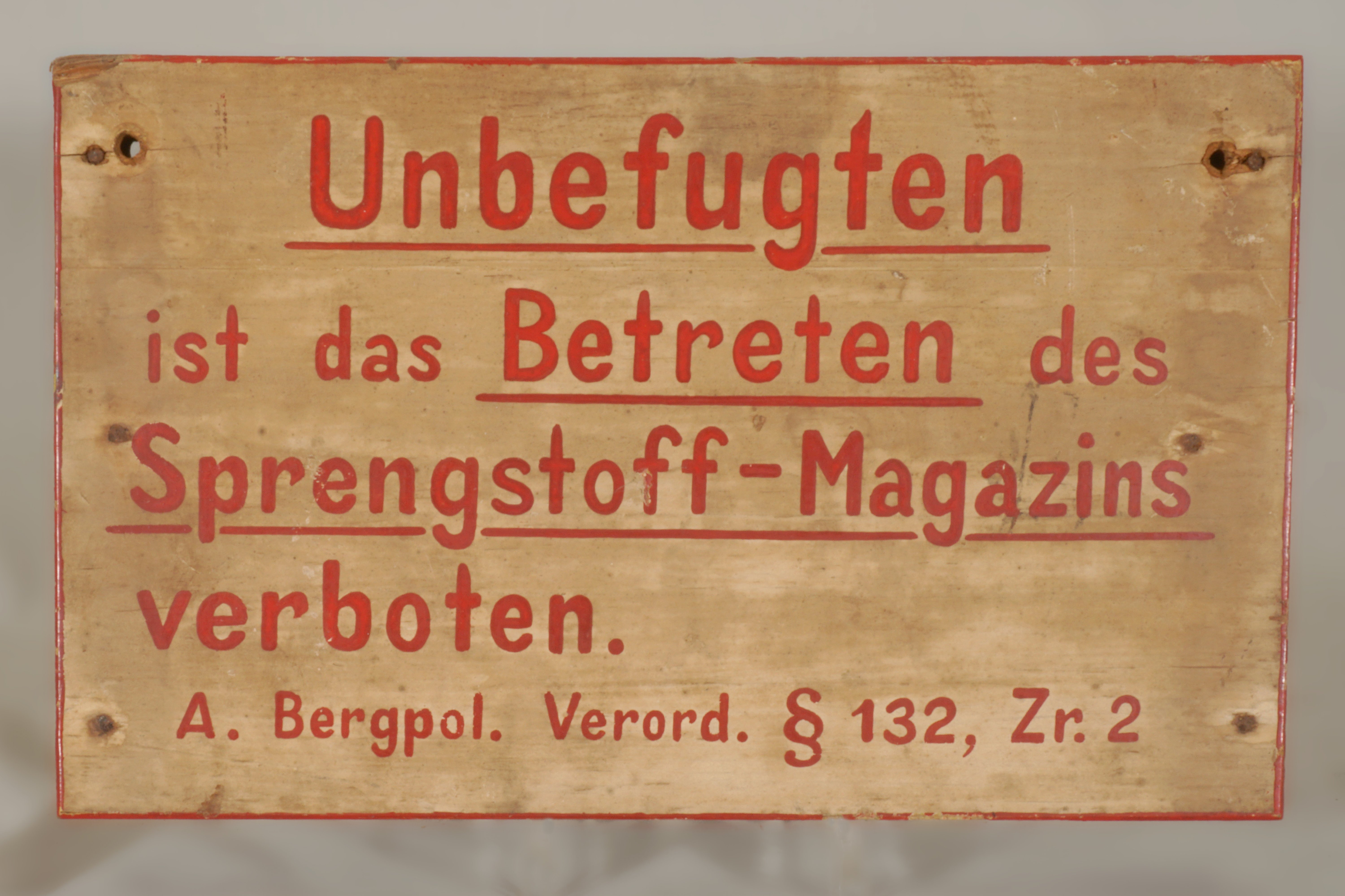 Holztafe 'Unbefugten ist das Betreten des Sprengstoff-Magazins verboten' (Werra-Kalibergbau-Museum, Heringen/W. CC BY-NC-SA)