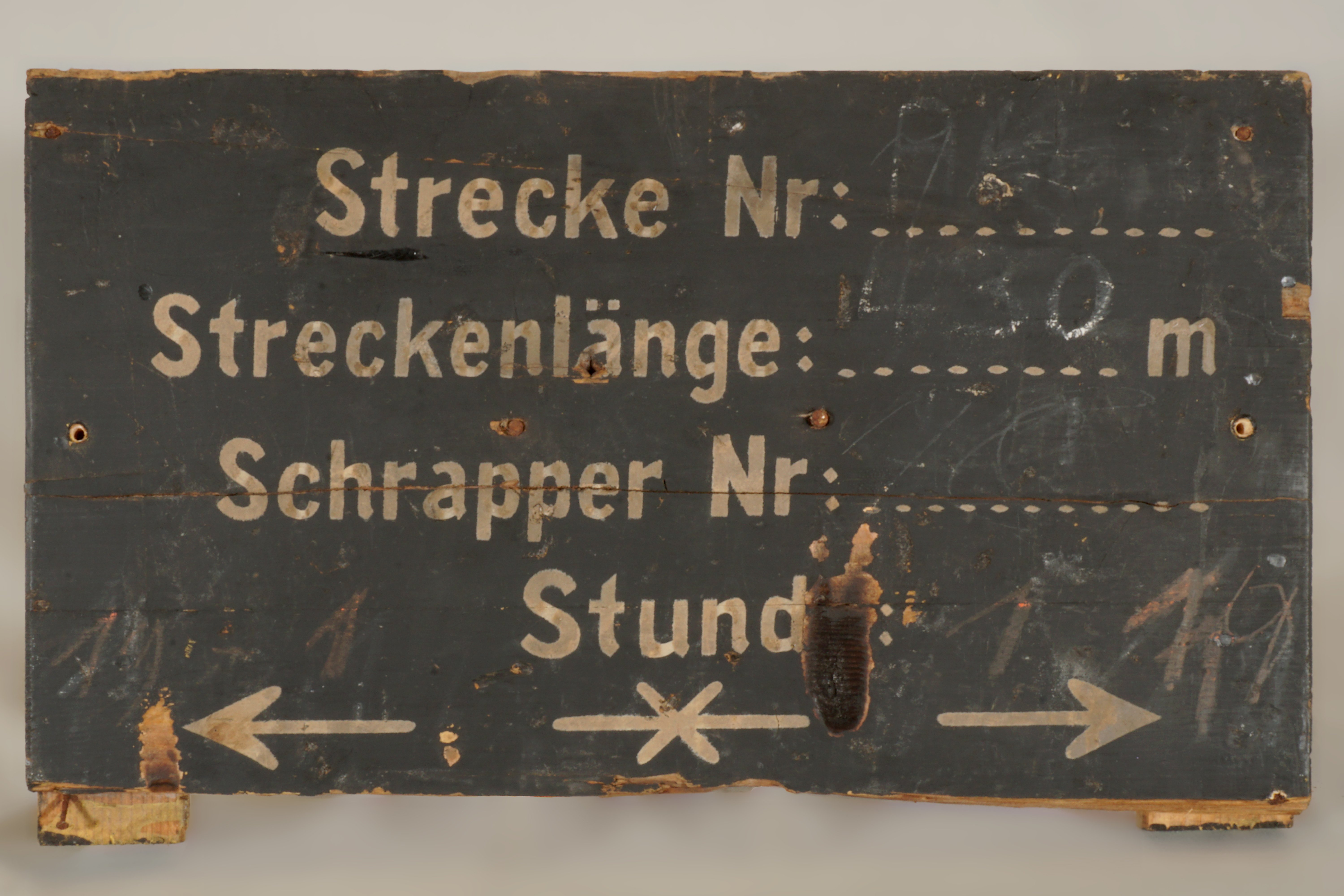 Hinweistafel zu Streckennummer, -länge, Schrappernummer und Stunde (Werra-Kalibergbau-Museum, Heringen/W. CC BY-NC-SA)