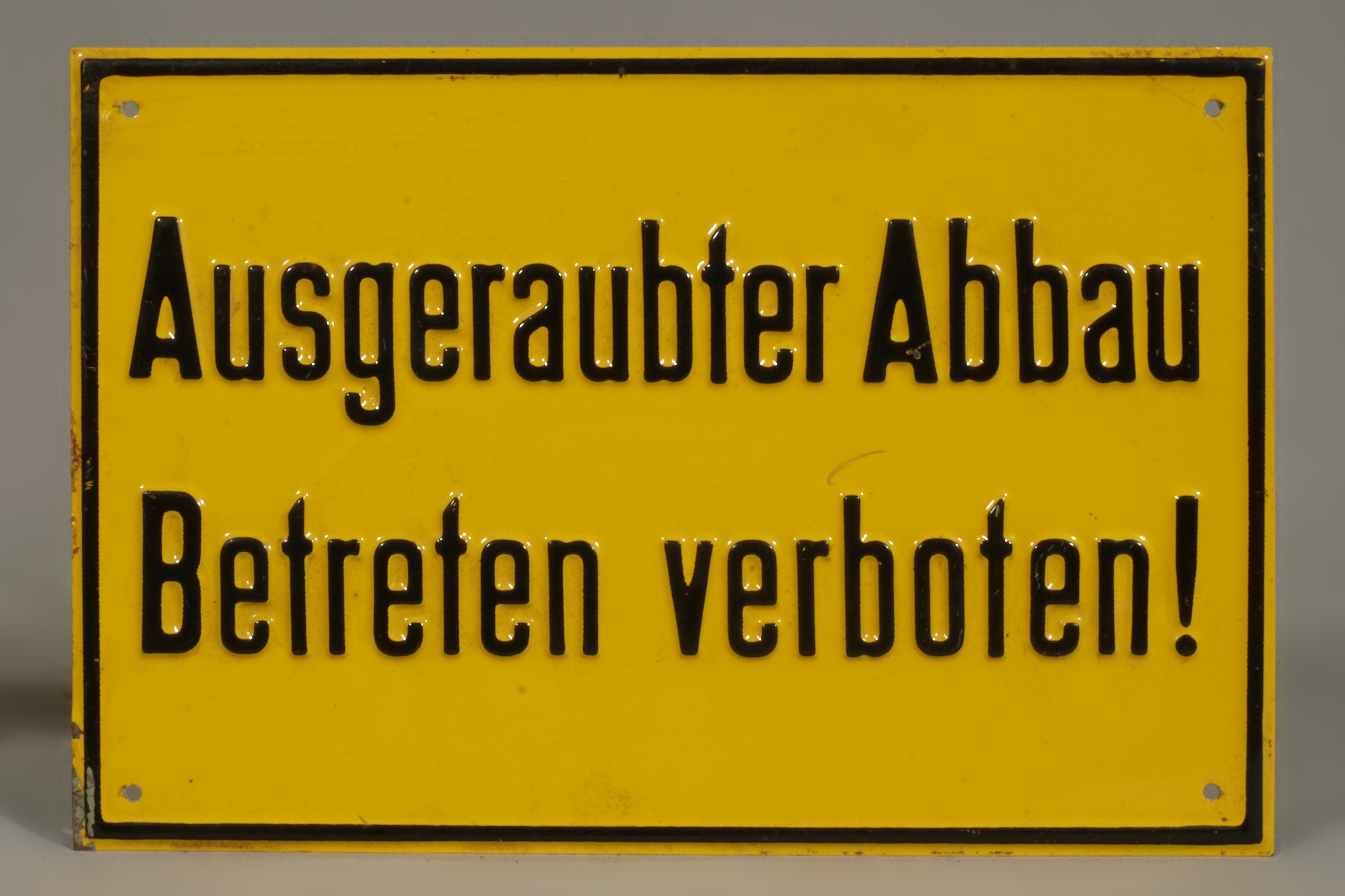 Verbotstafel 'Ausgeraubter Abbau Betreten verboten!' (Werra-Kalibergbau-Museum, Heringen/W. CC BY-NC-SA)