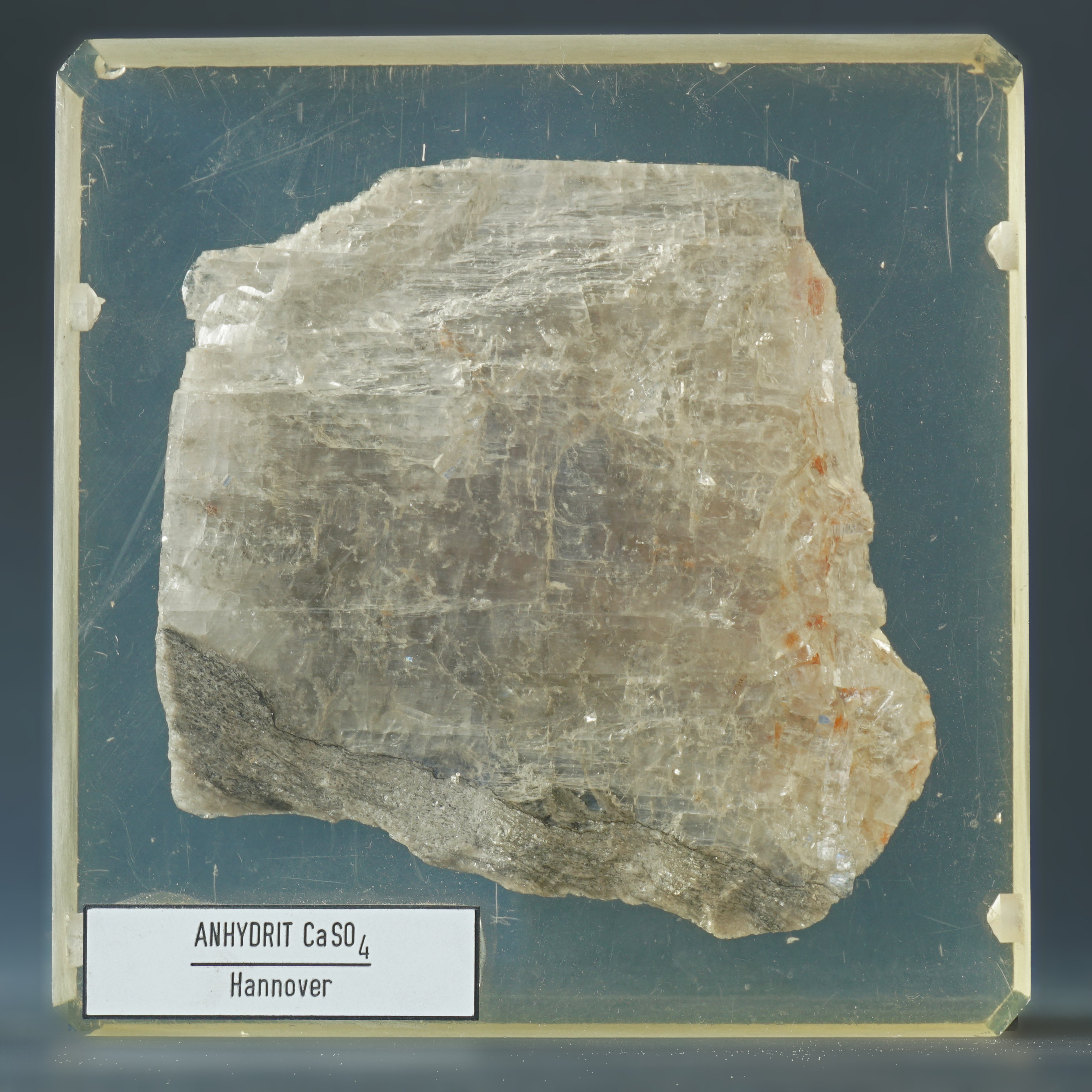 Anhydrit in Epoxidharzblock (Werra-Kalibergbau-Museum, Heringen/W. CC BY-NC-SA)