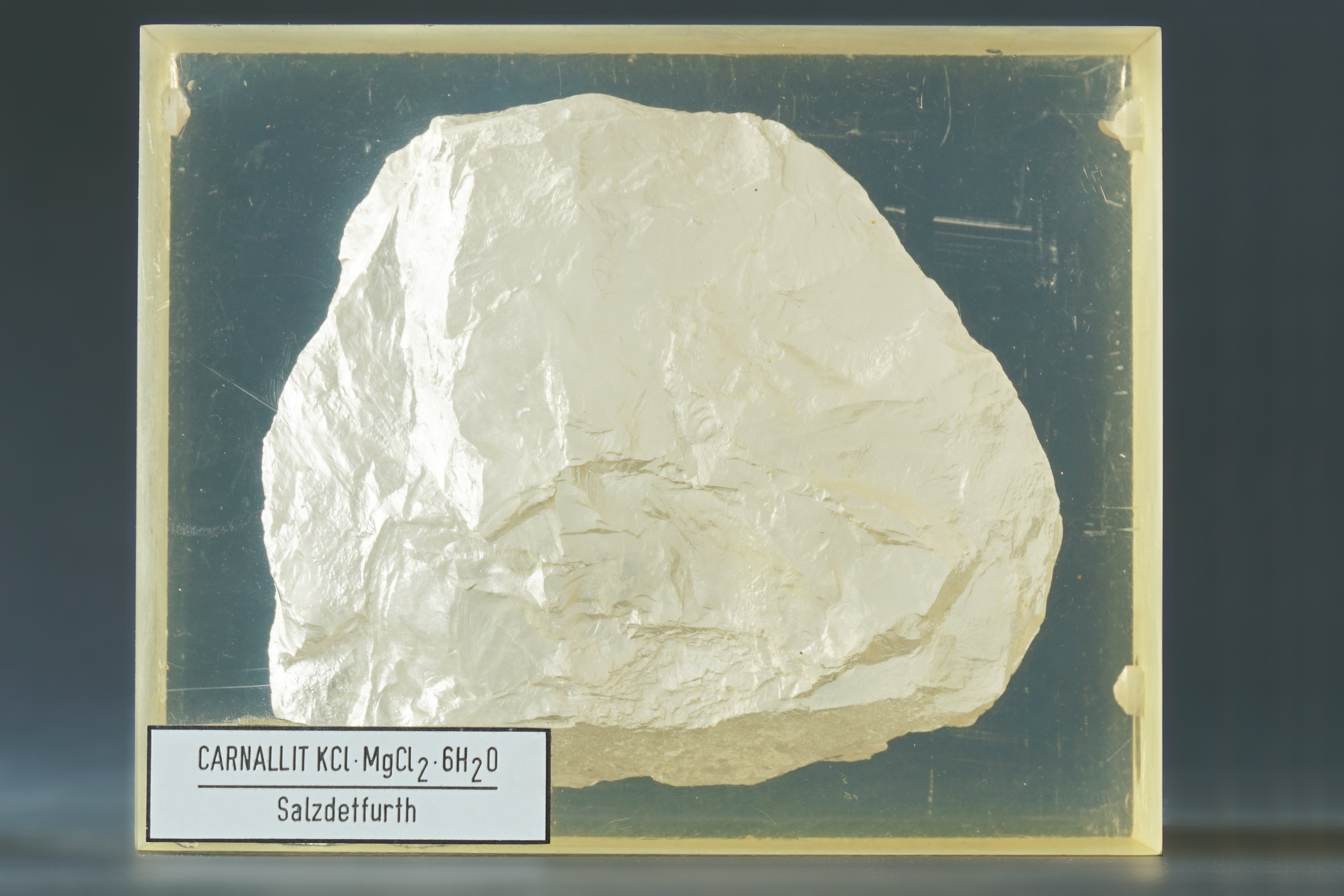 Carnallit in Epoxidharzblock (Werra-Kalibergbau-Museum, Heringen/W. CC BY-NC-SA)