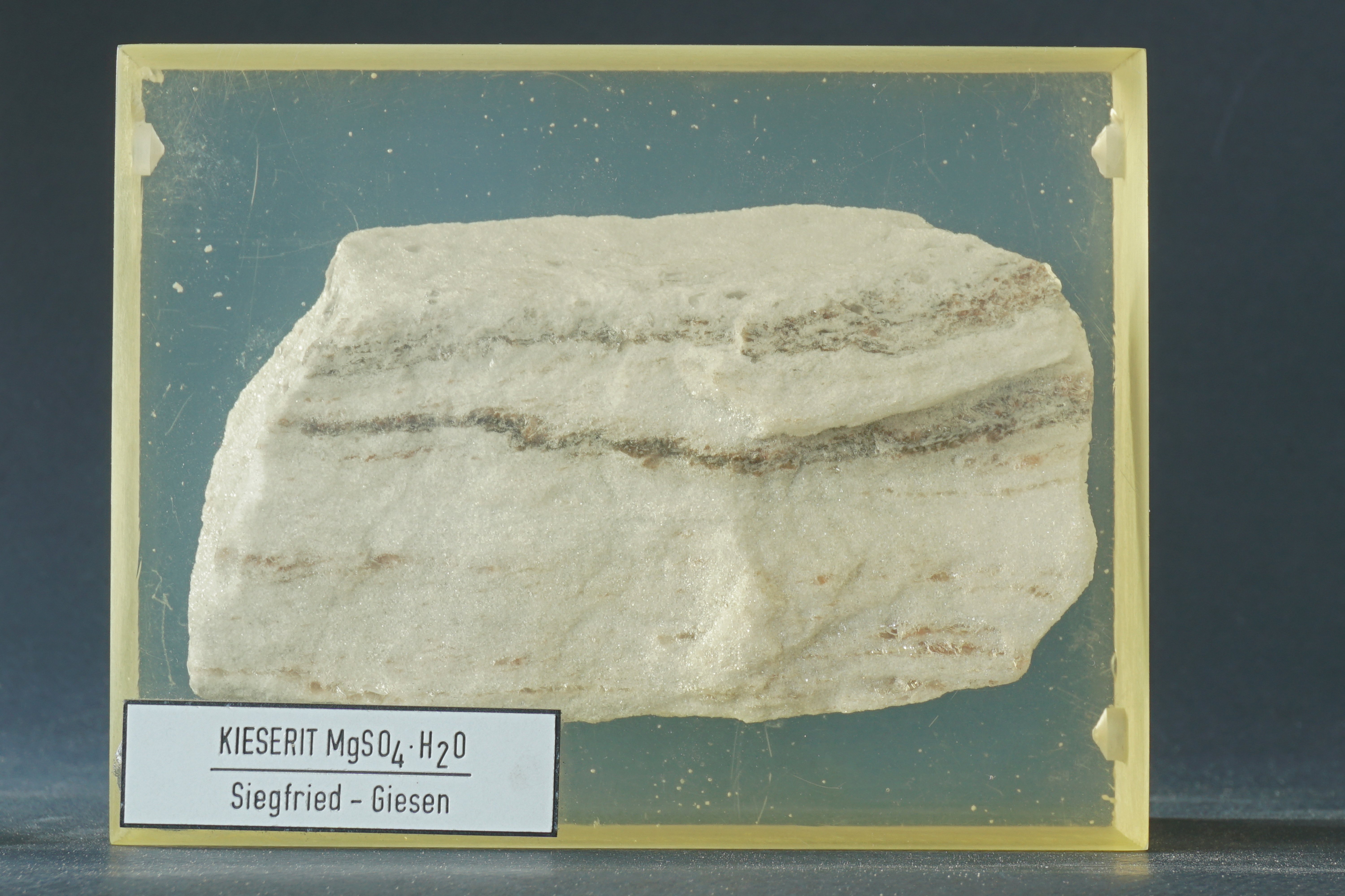 Kieserit in Epoxidharzblock (Werra-Kalibergbau-Museum, Heringen/W. CC BY-NC-SA)