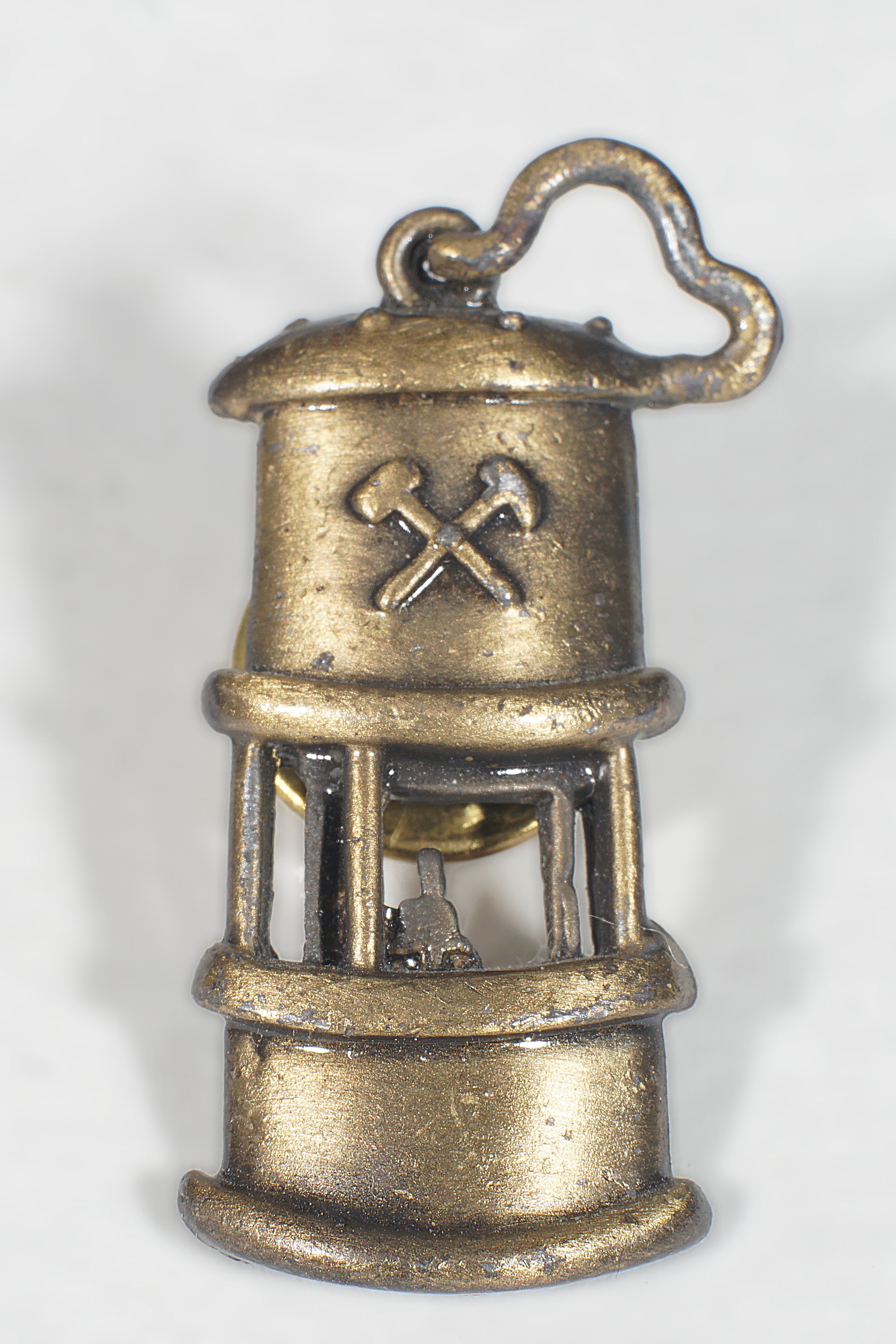 Anstecknadel "Grubensicherheitslampe" (Werra-Kalibergbau-Museum, Heringen/W. CC BY-NC-SA)