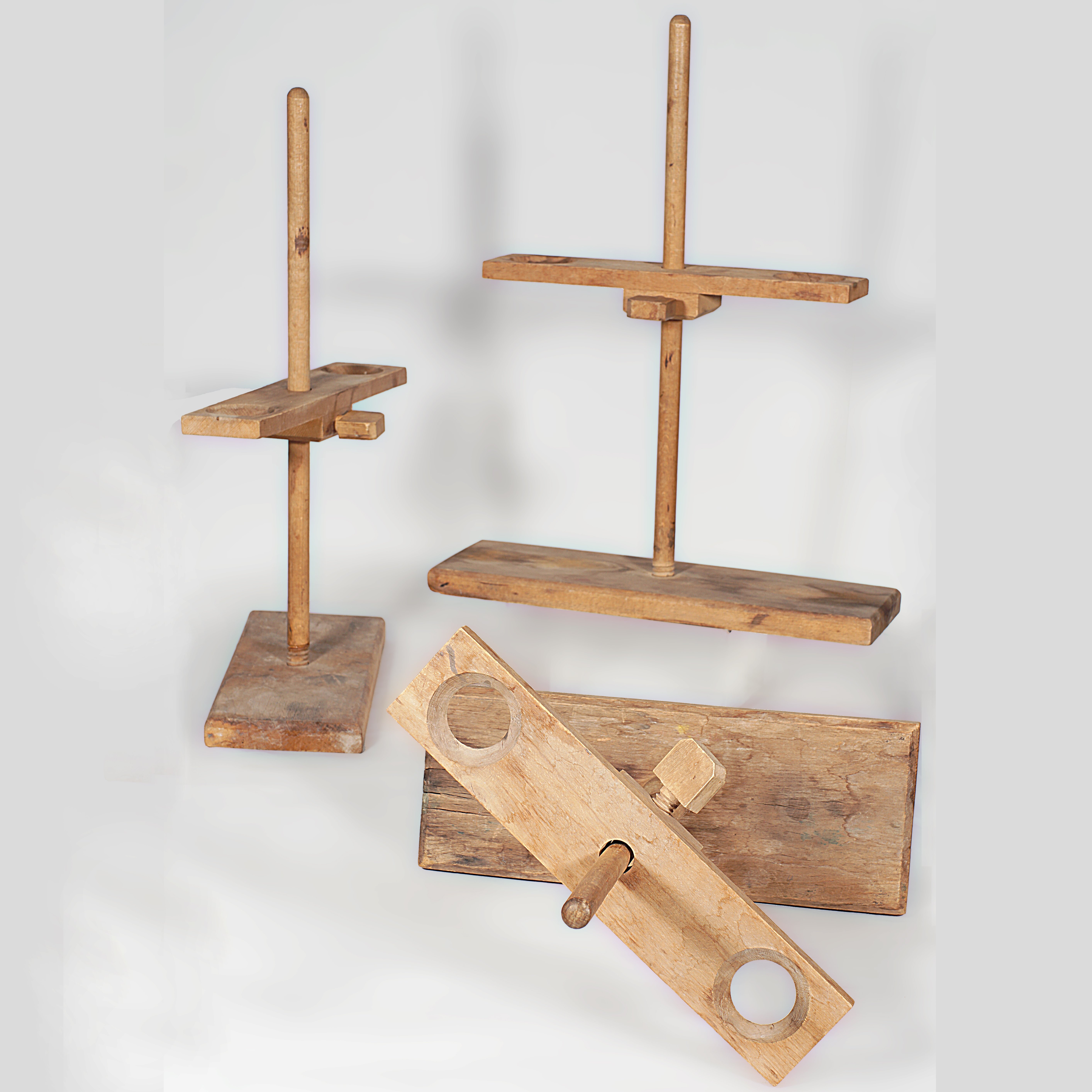 Laborstative aus Holz, doppelarmig (3 Stück) (Werra-Kalibergbau-Museum, Heringen/W. CC BY-NC-SA)