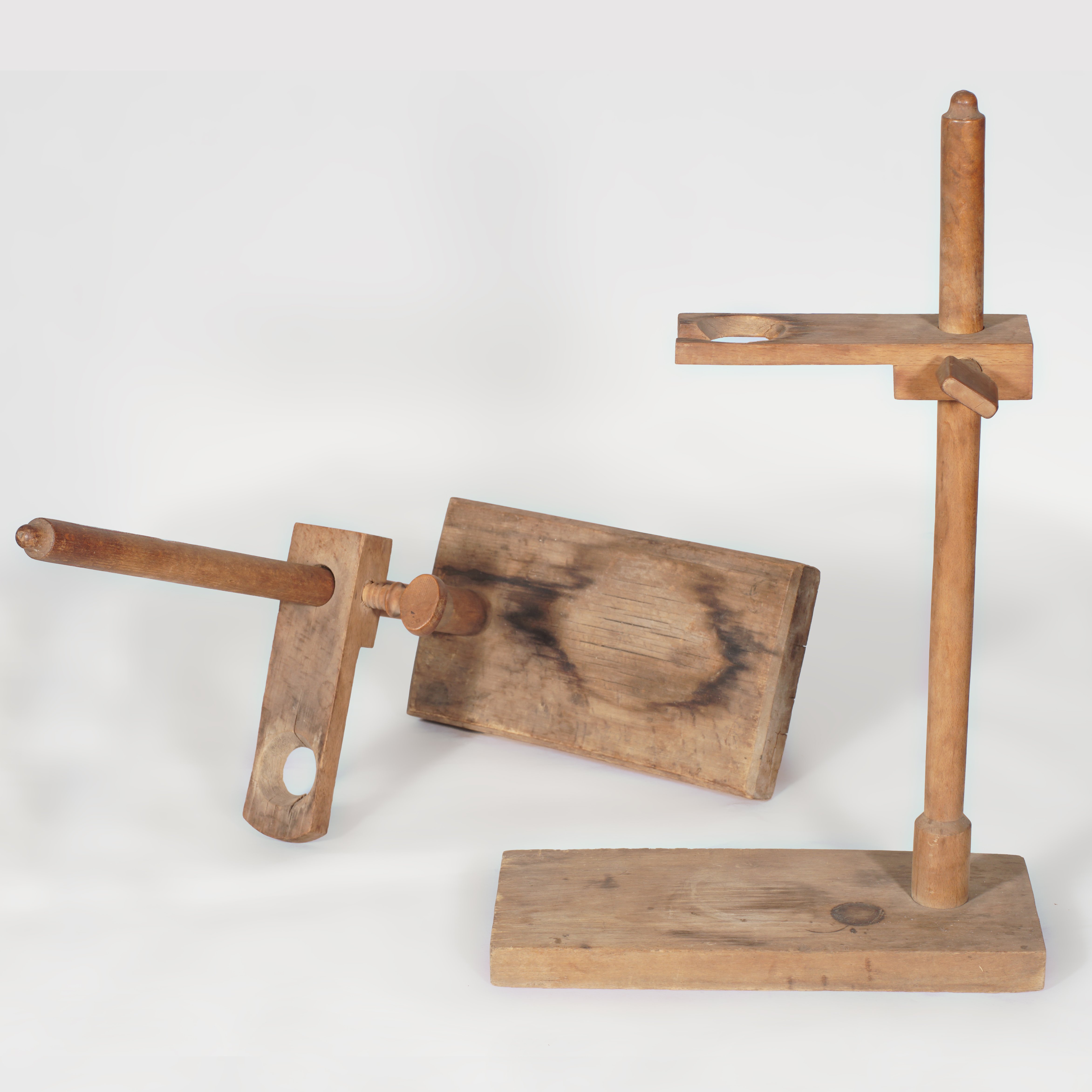Laborstative aus Holz, einarmig (2 Stück) (Werra-Kalibergbau-Museum, Heringen/W. CC BY-NC-SA)